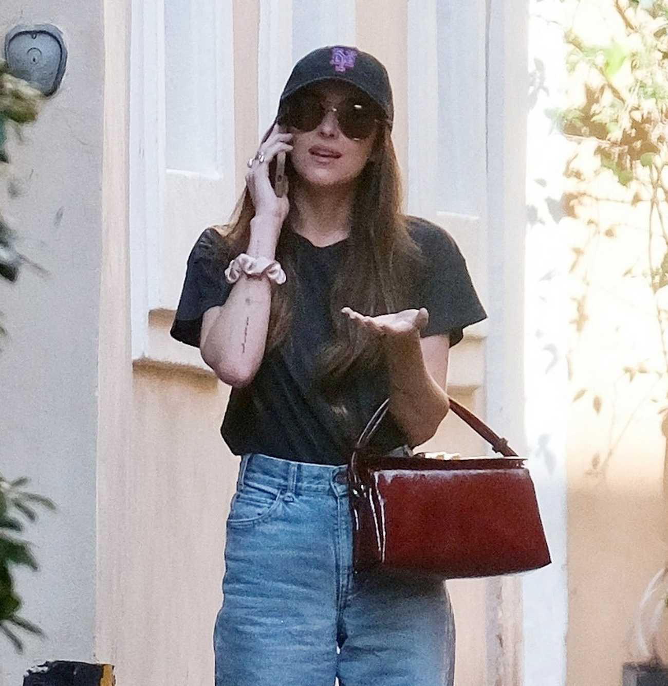 Dakota_Johnson_-_Out_in_Rome_03222024_16.jpg