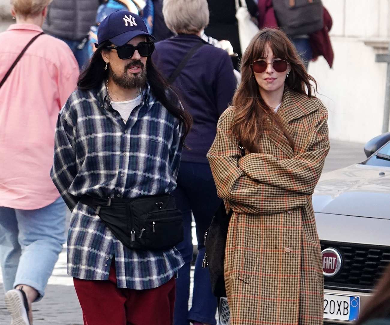 Dakota_Johnson_-_Out_in_Rome_03242024_02.jpg