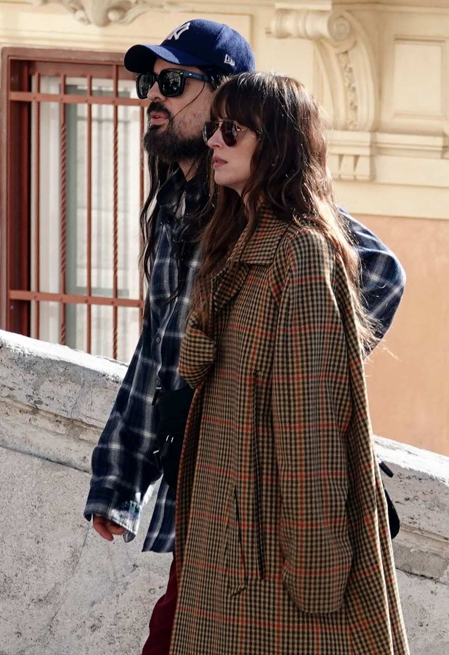 Dakota_Johnson_-_Out_in_Rome_03242024_06.jpg