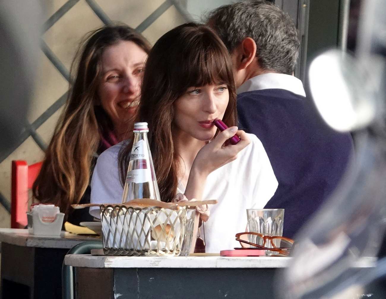 Dakota_Johnson_-_Out_in_Rome_03242024_12.jpg