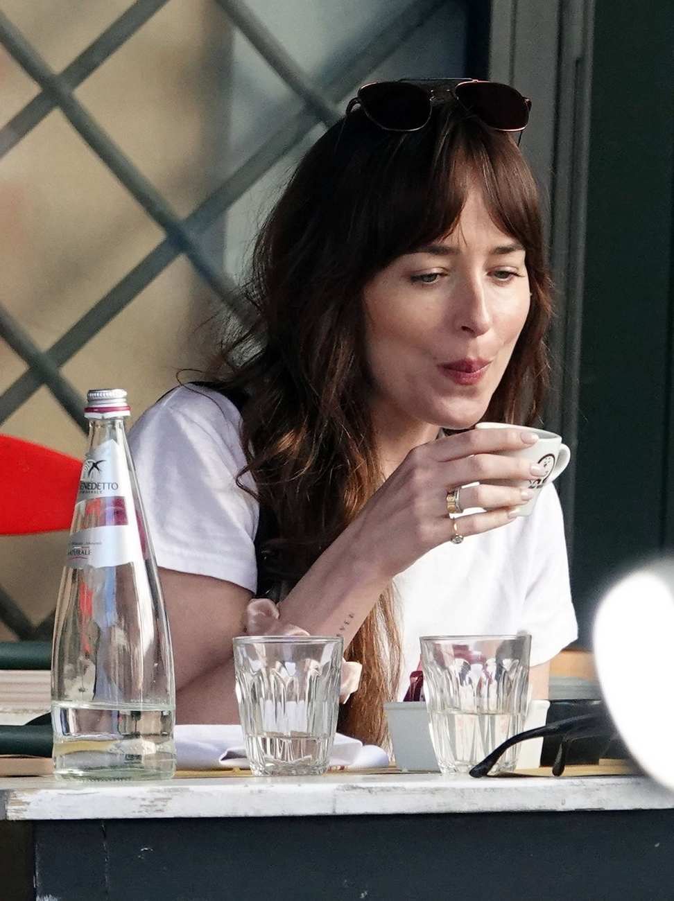 Dakota_Johnson_-_Out_in_Rome_03242024_14.jpg
