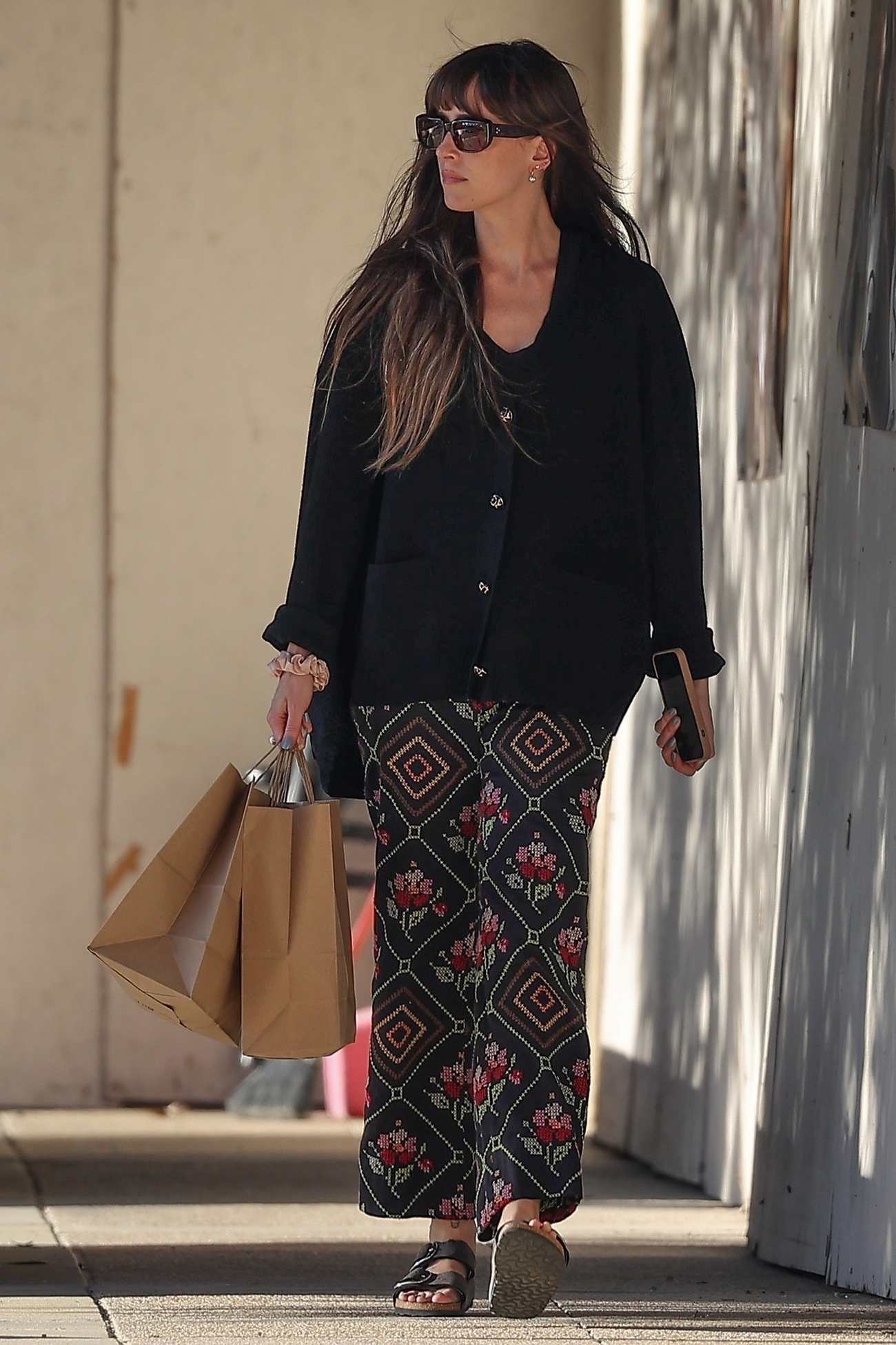 Dakota_Johnson_-_Out_shopping_in_Malibu_03042024_01.jpg