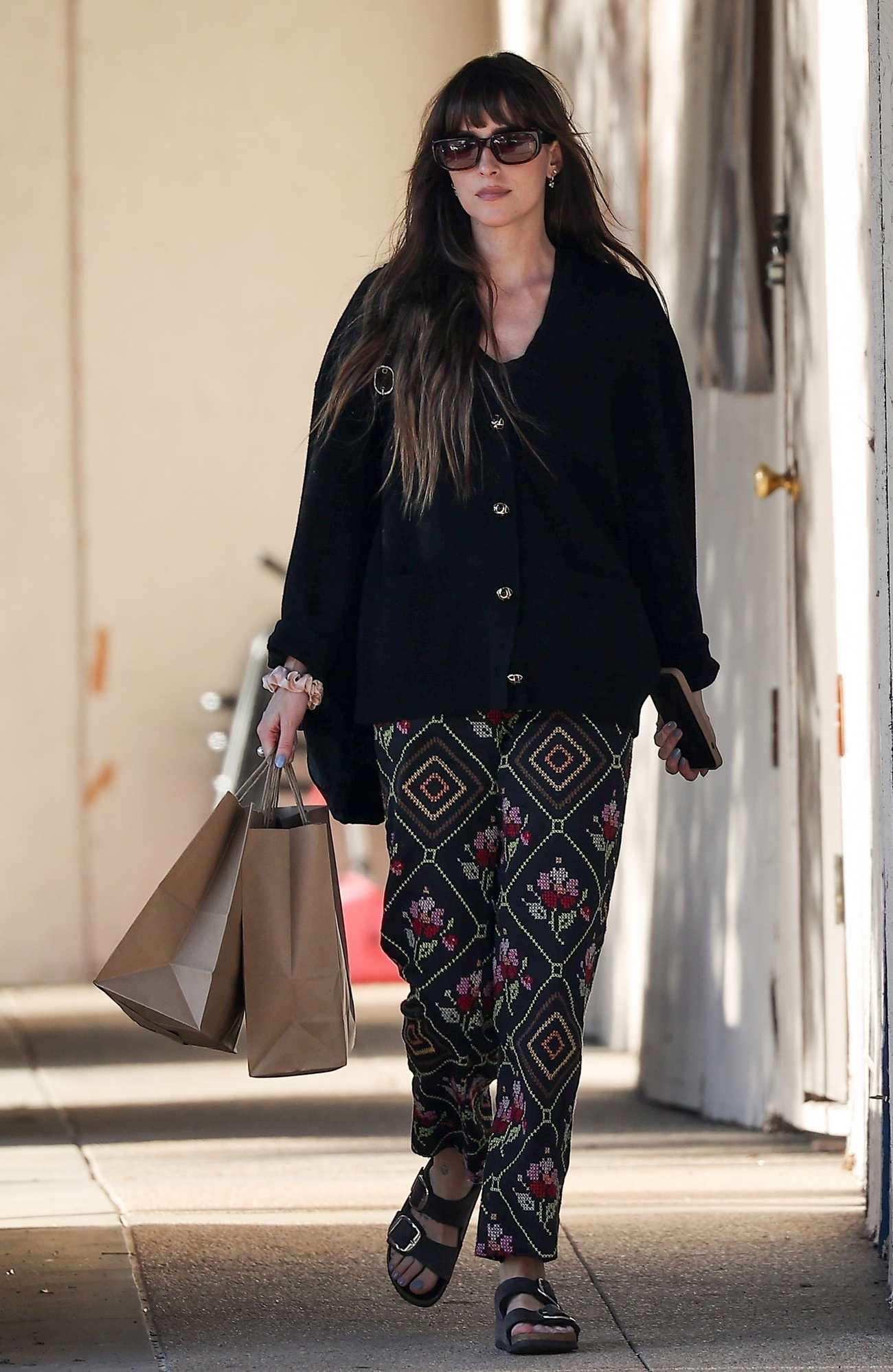 Dakota_Johnson_-_Out_shopping_in_Malibu_03042024_03.jpg
