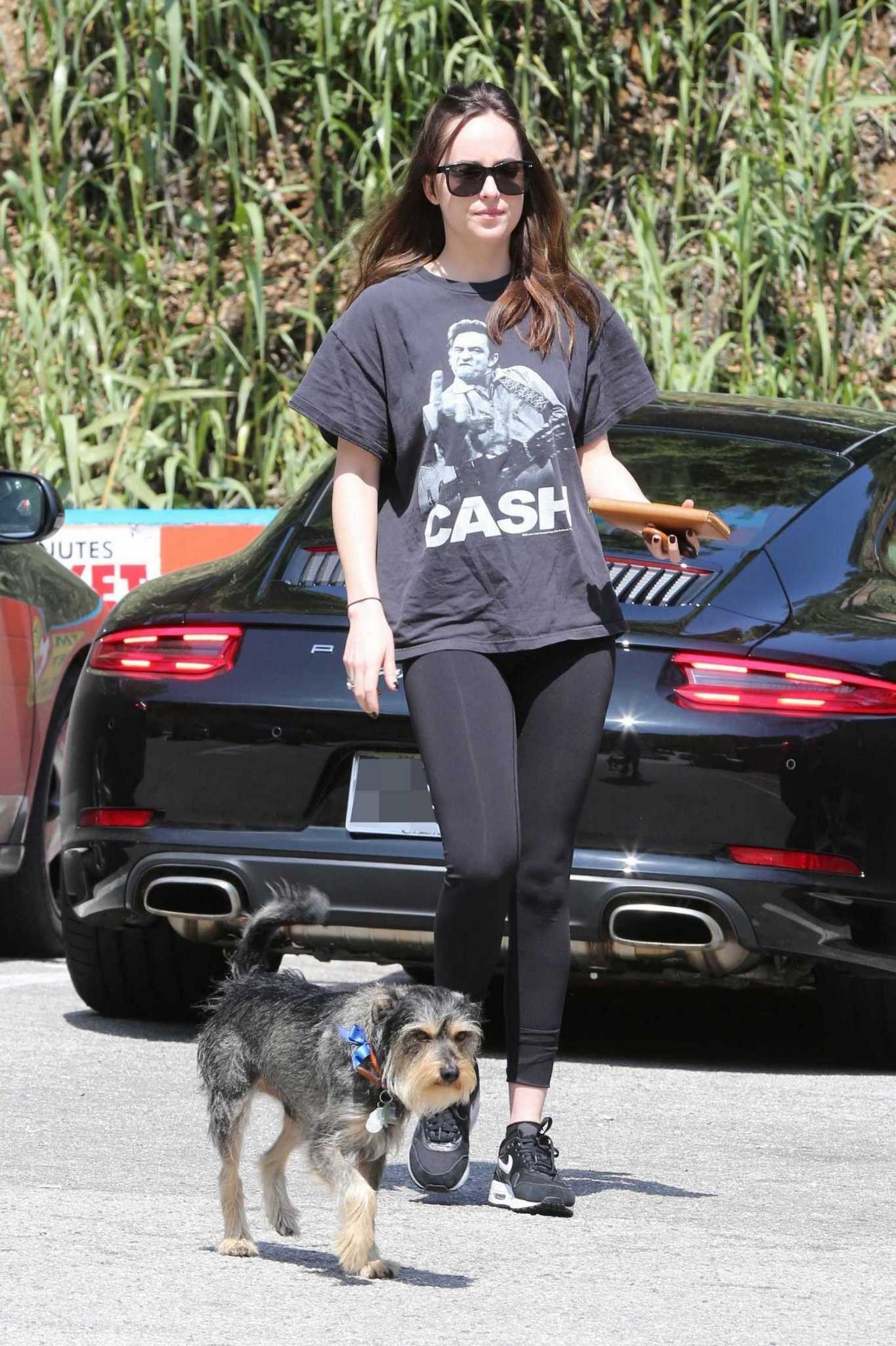 Dakota_Johnson_-_Out_with_her_dog_in_Los_Angeles_on_March_26-01.jpg Dakota_Johnson_-_Out_with_her_dog_in_Los_Angeles_on_March_26-01.jpg