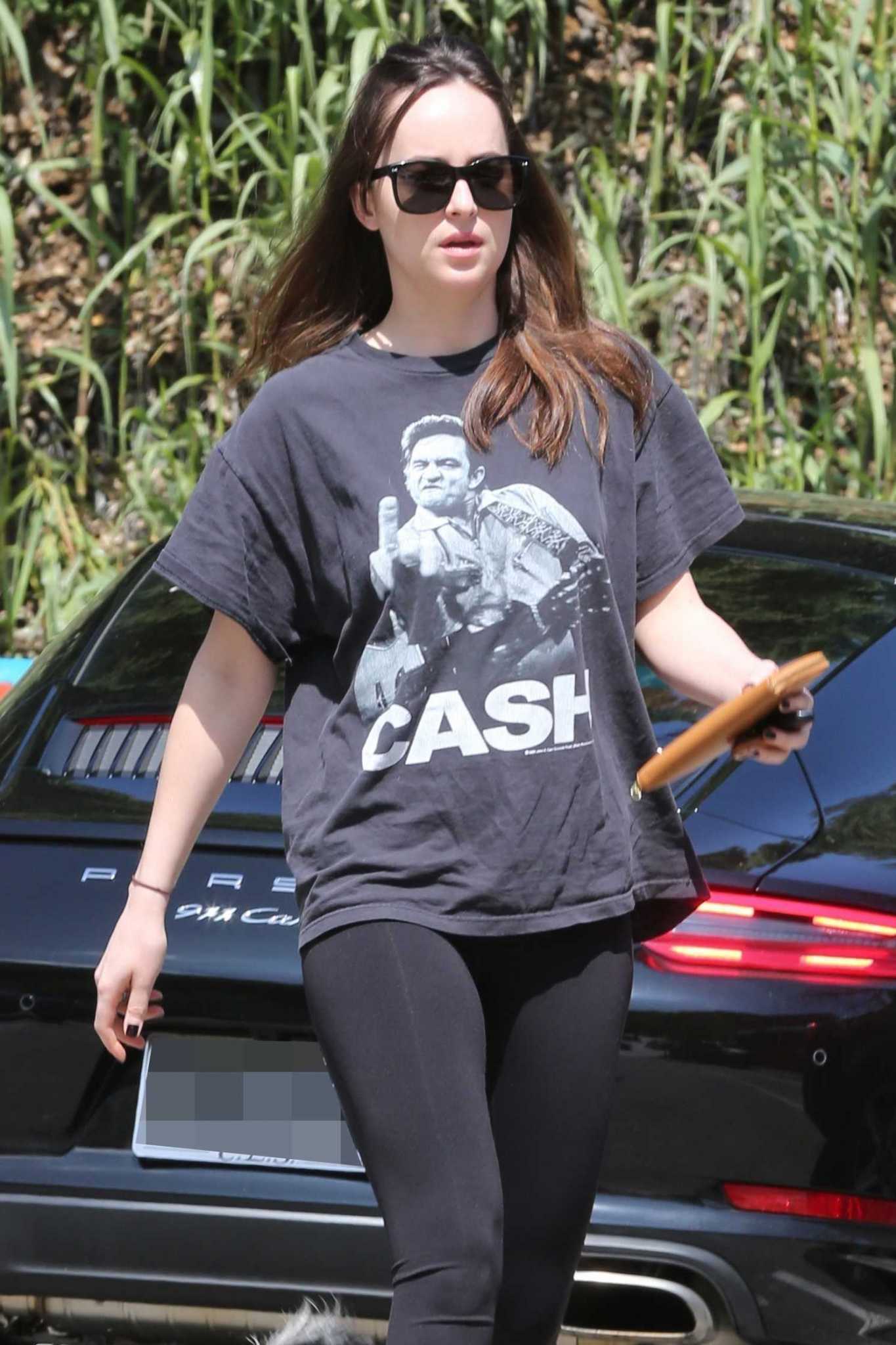 Dakota_Johnson_-_Out_with_her_dog_in_Los_Angeles_on_March_26-02.jpg Dakota_Johnson_-_Out_with_her_dog_in_Los_Angeles_on_March_26-02.jpg