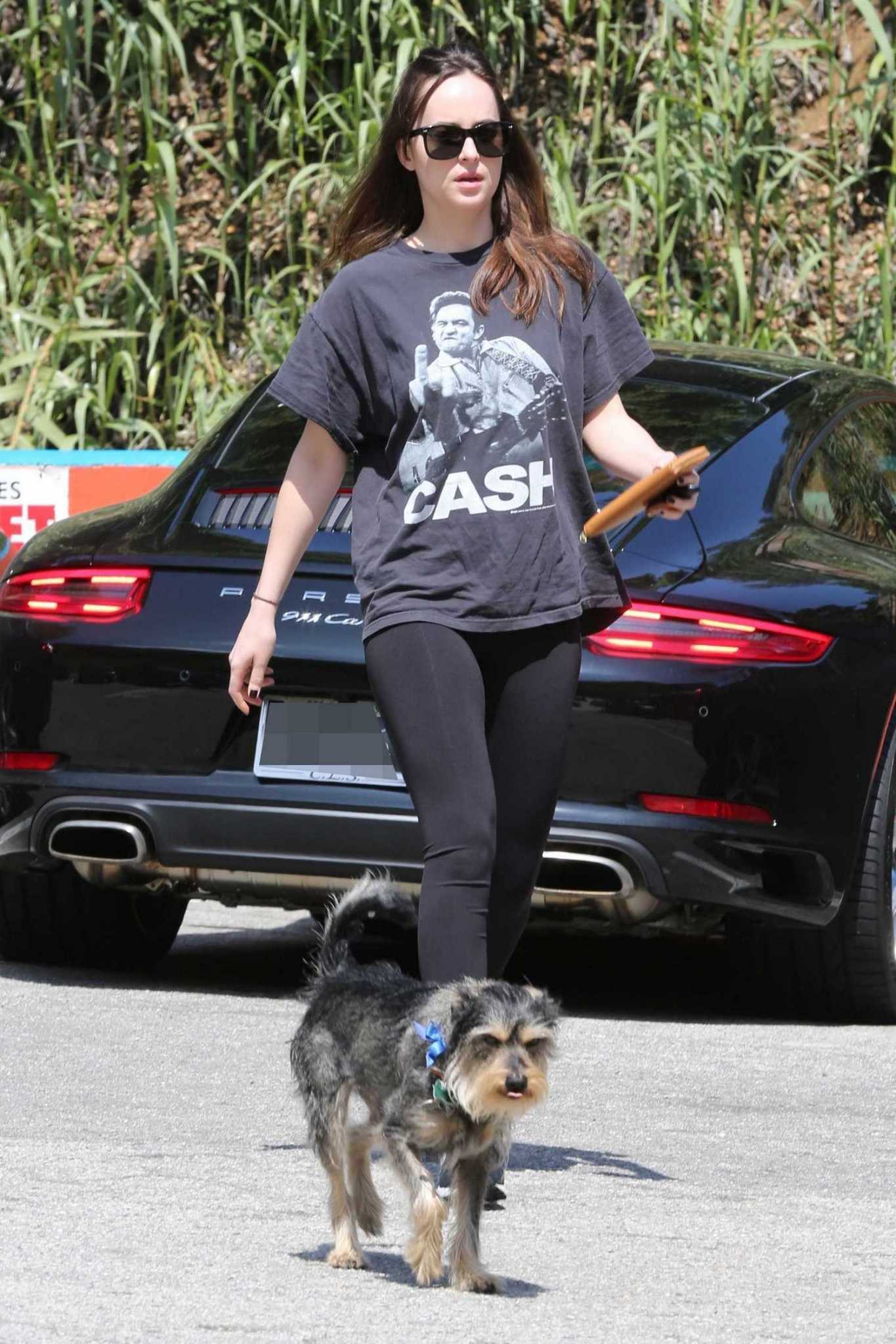 Dakota_Johnson_-_Out_with_her_dog_in_Los_Angeles_on_March_26-03.jpg Dakota_Johnson_-_Out_with_her_dog_in_Los_Angeles_on_March_26-03.jpg