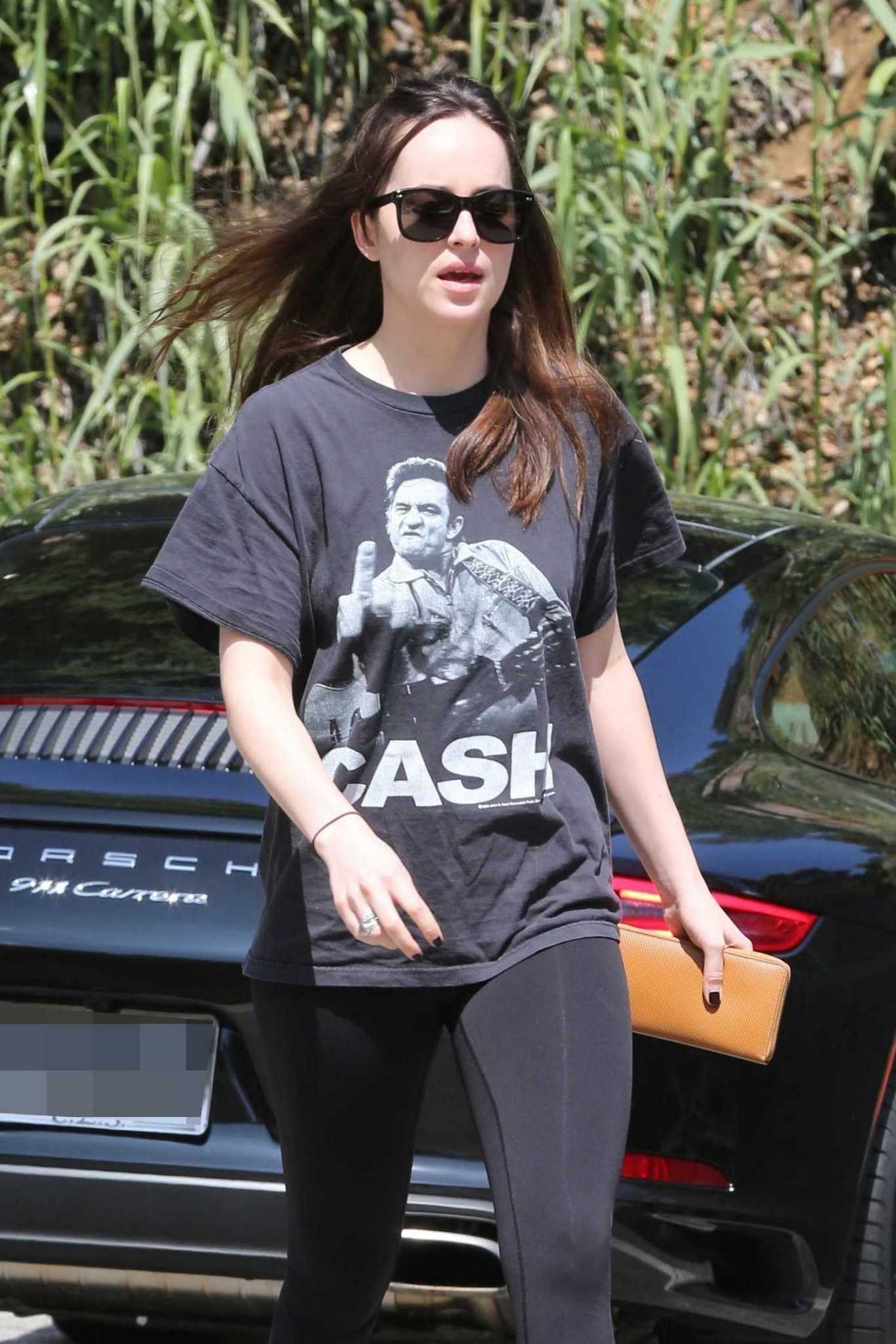Dakota_Johnson_-_Out_with_her_dog_in_Los_Angeles_on_March_26-04.jpg Dakota_Johnson_-_Out_with_her_dog_in_Los_Angeles_on_March_26-04.jpg