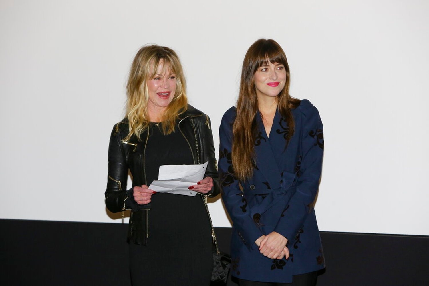 Dakota_Johnson_-_Poses_at_a_Pain_and_Glory_Screening_at_Paradigm_Talent_Agency_on_October_292C_2019-03.jpg Dakota_Johnson_-_Poses_at_a_Pain_and_Glory_Screening_at_Paradigm_Talent_Agency_on_October_292C_2019-03.jpg