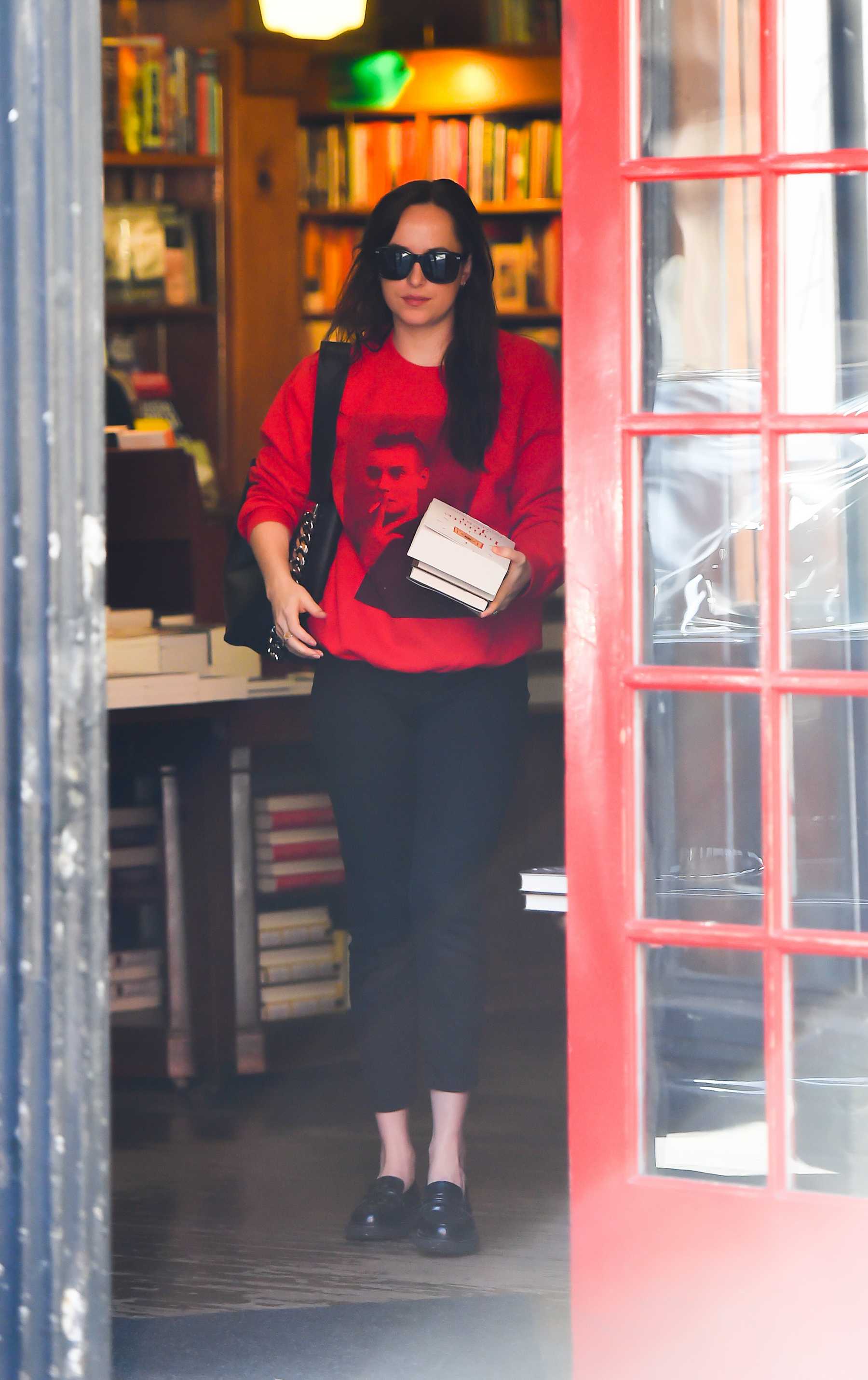 Dakota_Johnson_-_Shopping_at_a_book_store_in_Soho_on_October_18-01.jpg
