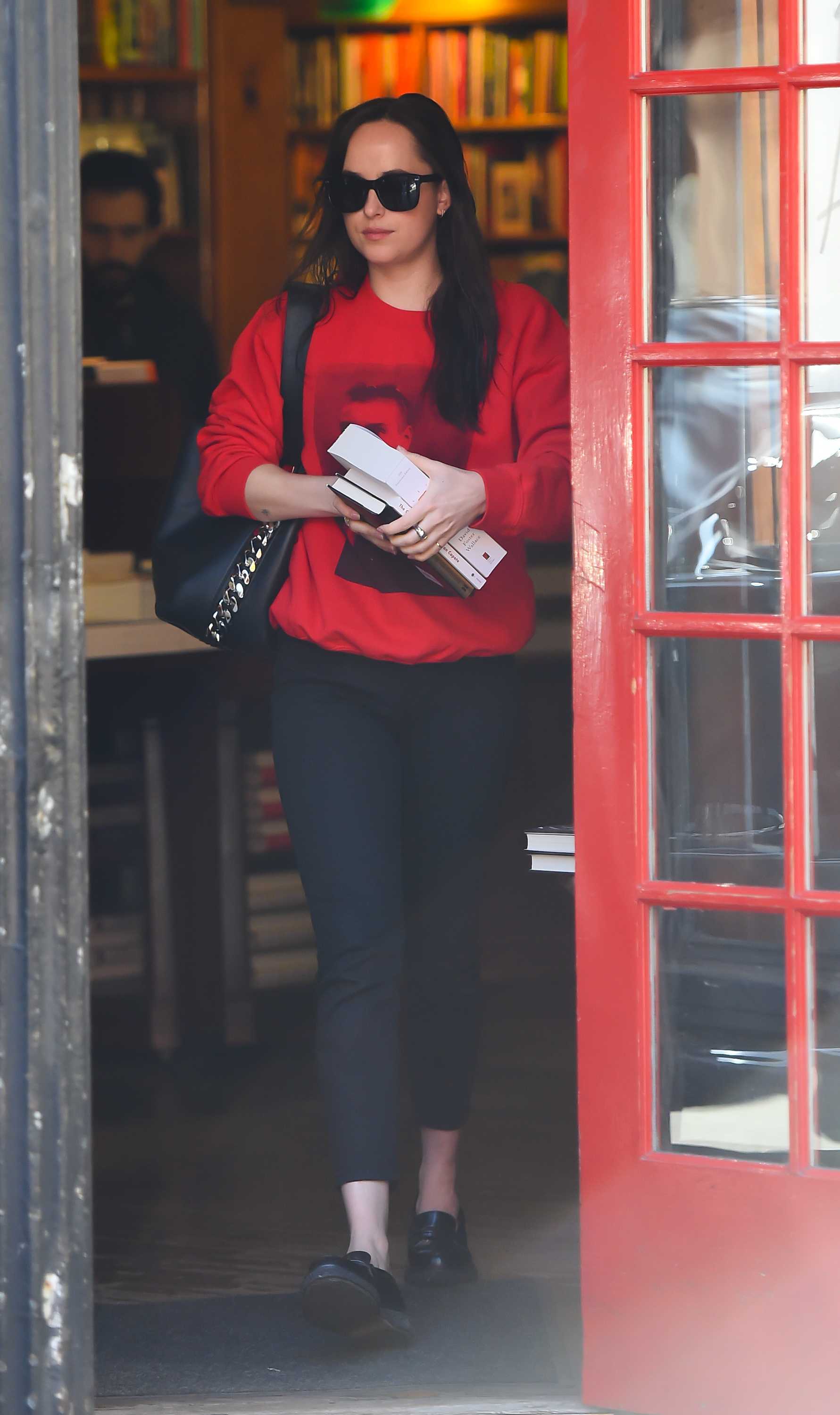 Dakota_Johnson_-_Shopping_at_a_book_store_in_Soho_on_October_18-03.jpg