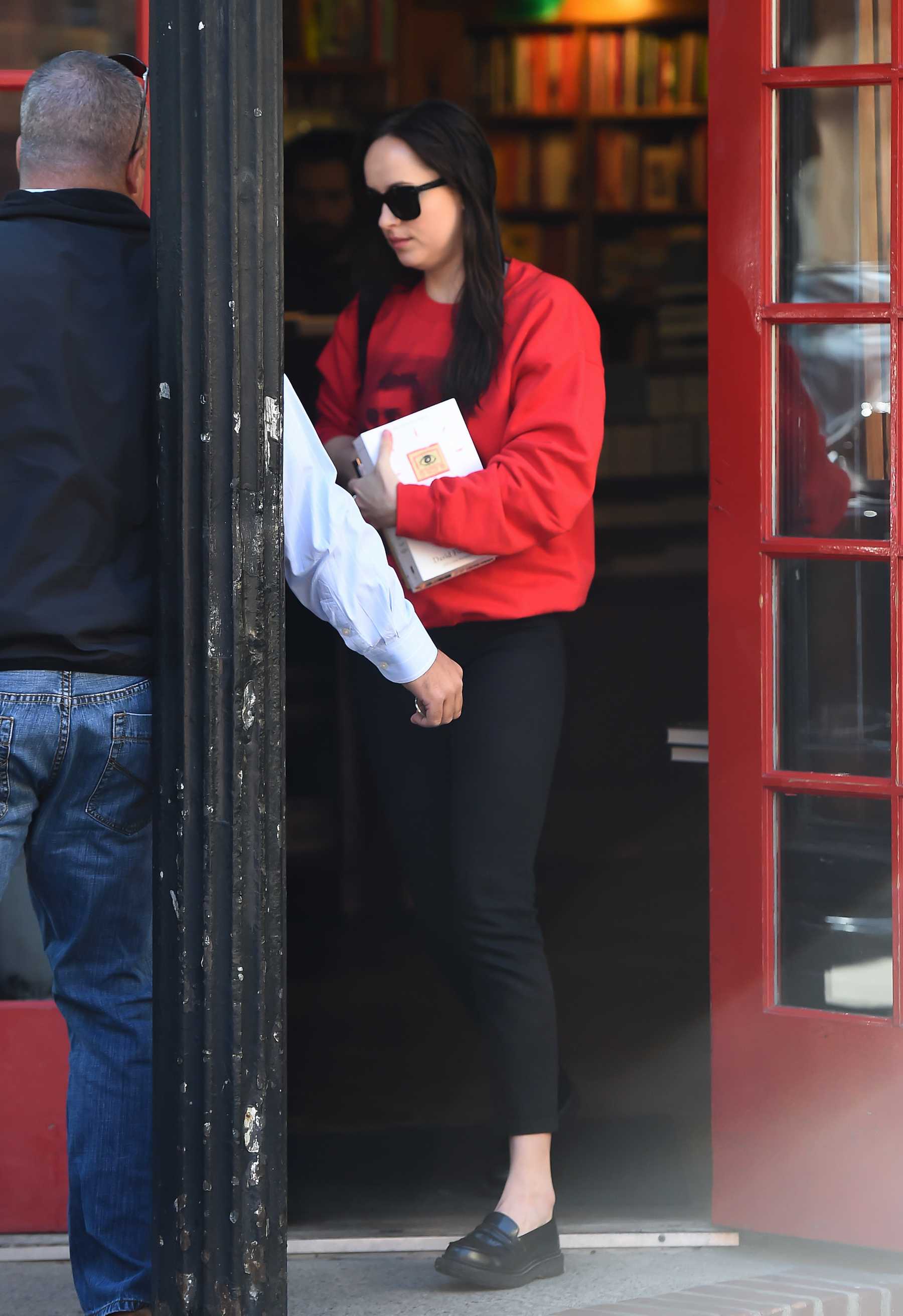 Dakota_Johnson_-_Shopping_at_a_book_store_in_Soho_on_October_18-06.jpg
