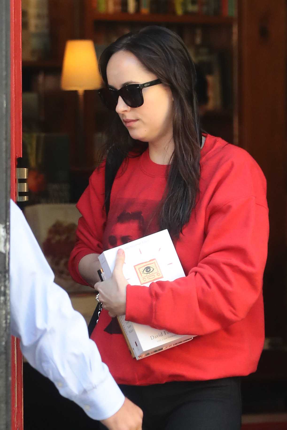 Dakota_Johnson_-_Shopping_at_a_book_store_in_Soho_on_October_18-11.jpg