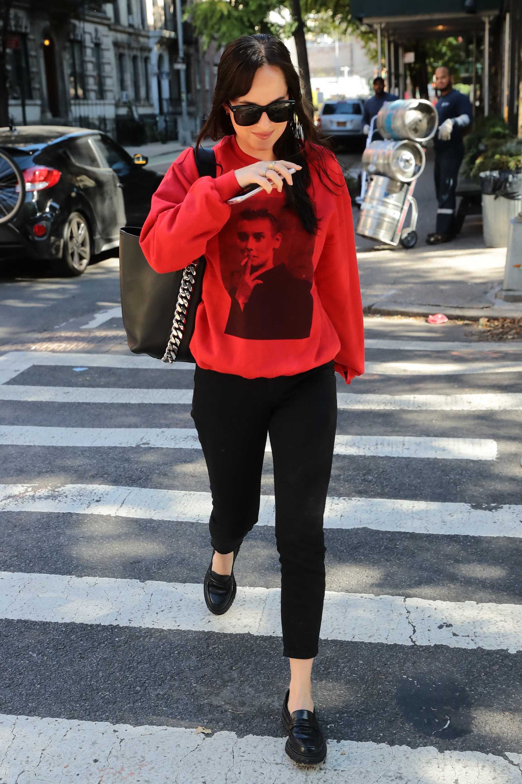 Dakota_Johnson_-_Shopping_at_a_book_store_in_Soho_on_October_18-14.jpg