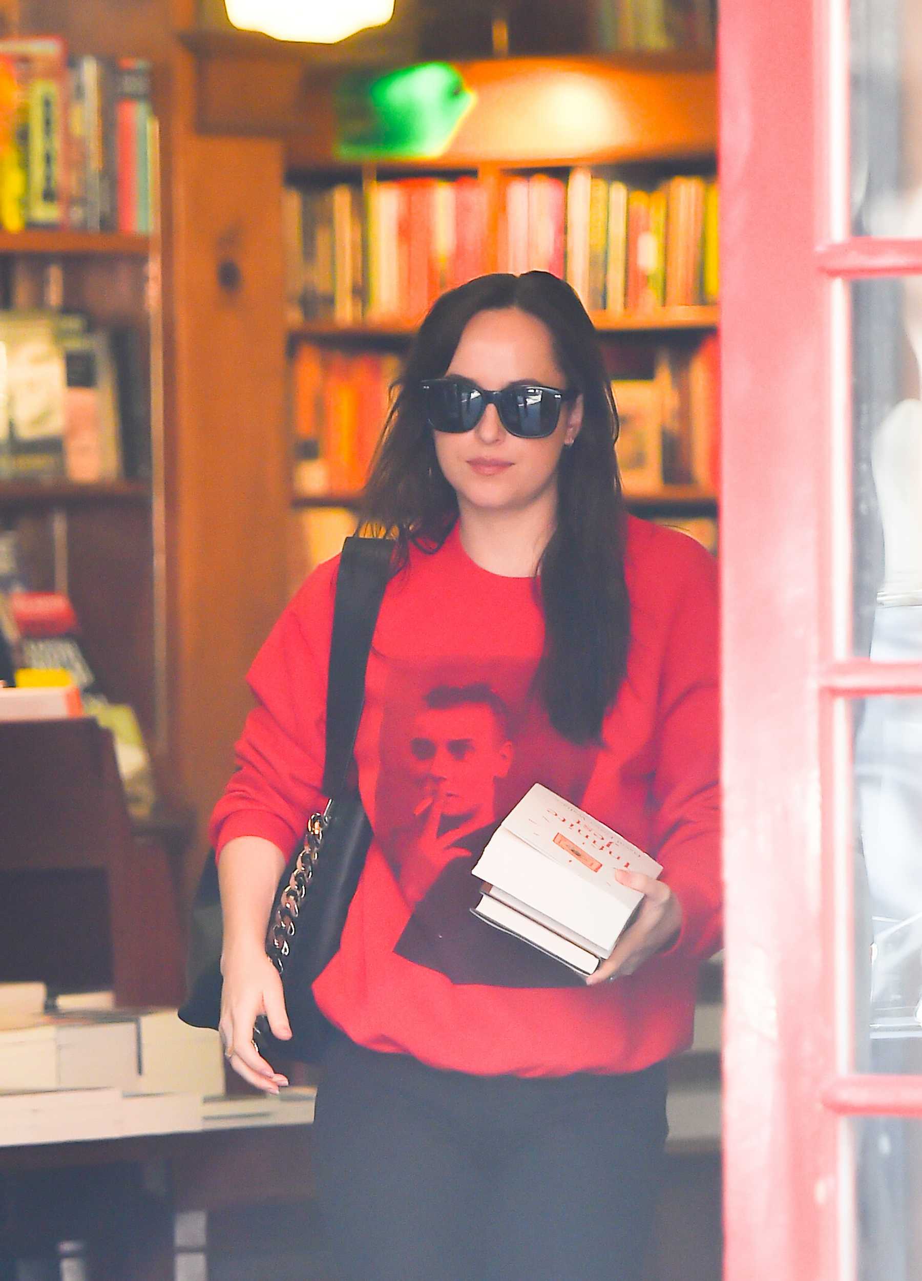Dakota_Johnson_-_Shopping_at_a_book_store_in_Soho_on_October_18-17.jpg