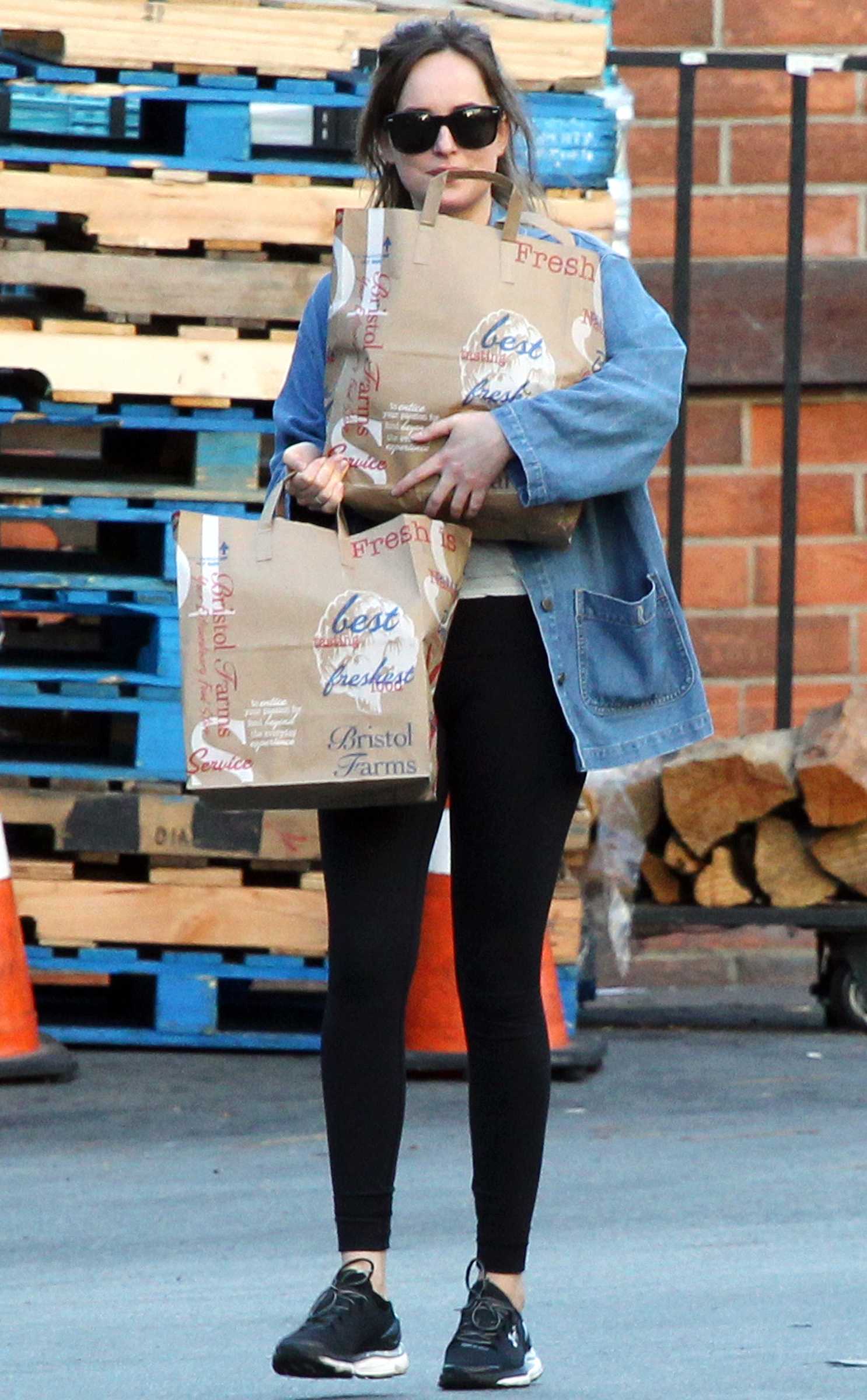 Dakota_Johnson_-_Shopping_in_Los_Angeles_on_November_7-05.jpg