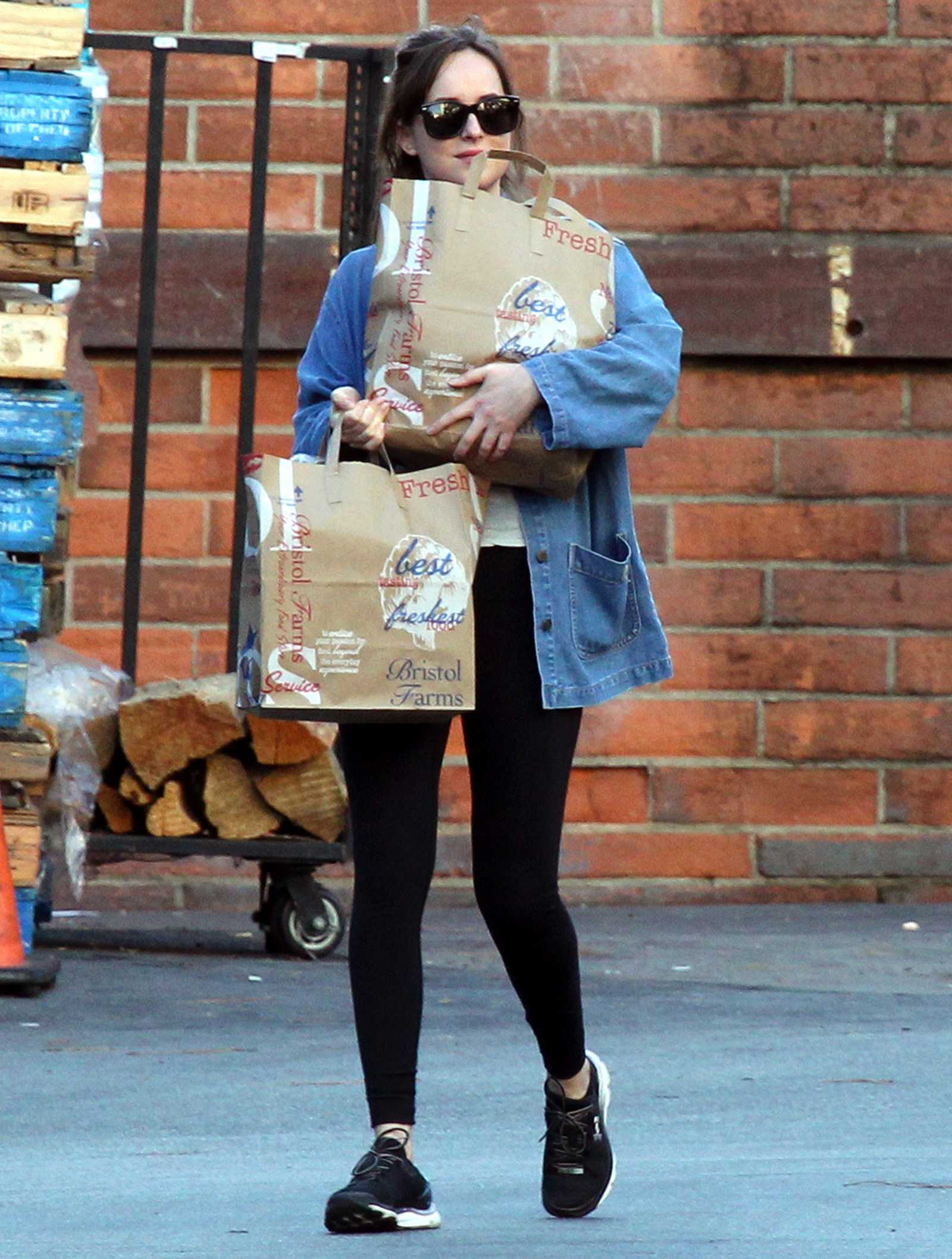 Dakota_Johnson_-_Shopping_in_Los_Angeles_on_November_7-06.jpg