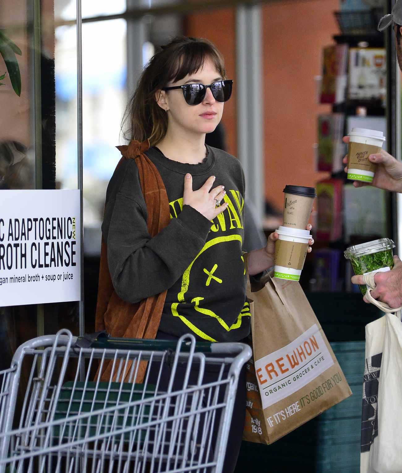 Dakota_Johnson_-_Spotted_out_with_a_pal_grocery_shopping_in_Los_Angeles2C_CA_-_May_1400001.jpg