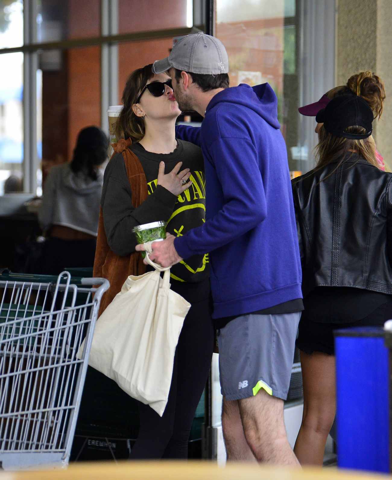 Dakota_Johnson_-_Spotted_out_with_a_pal_grocery_shopping_in_Los_Angeles2C_CA_-_May_1400002.jpg