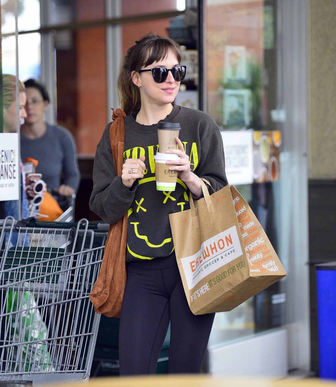 Dakota_Johnson_-_Spotted_out_with_a_pal_grocery_shopping_in_Los_Angeles2C_CA_-_May_1400005.jpg