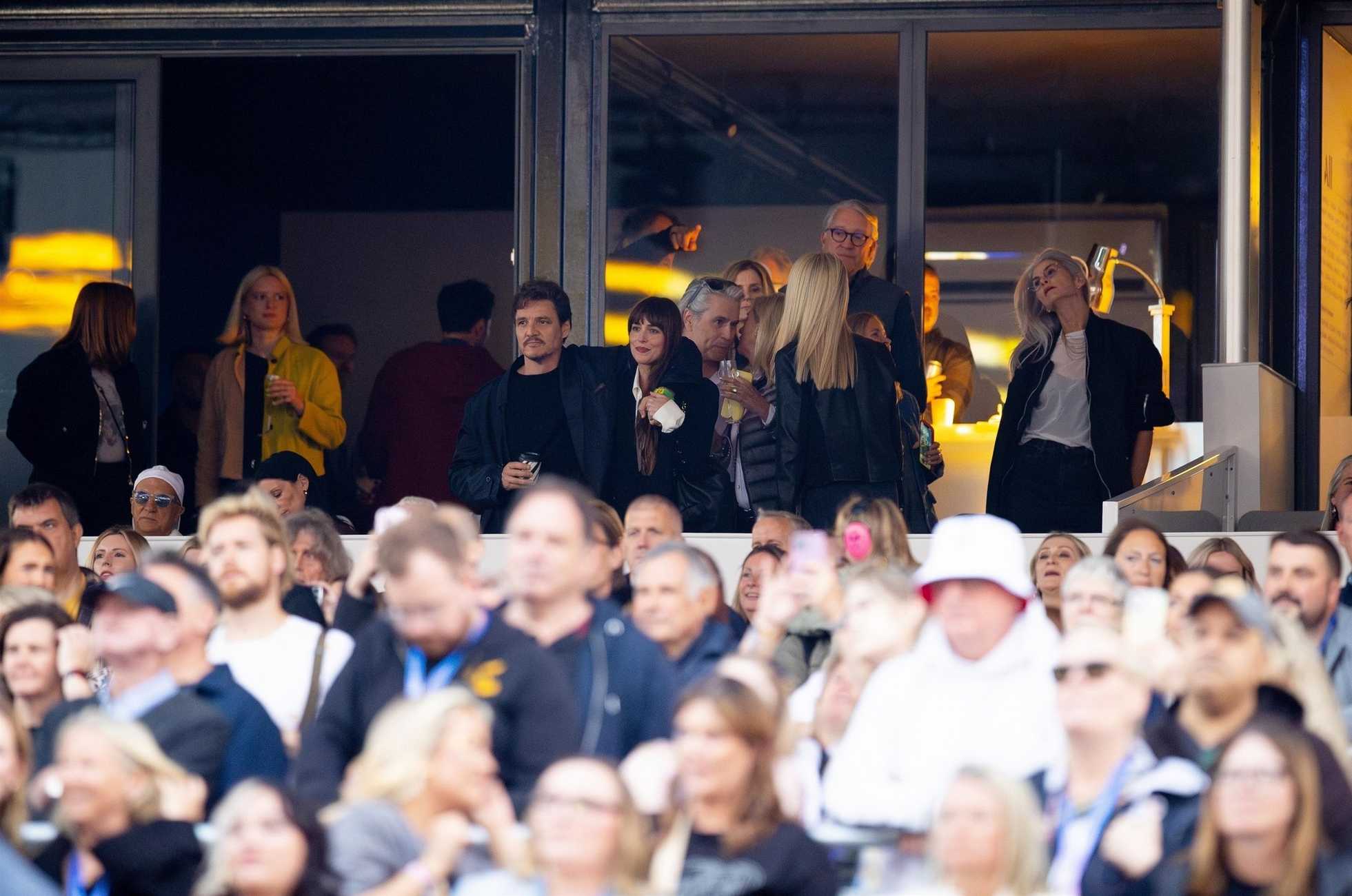 Dakota_Johnson_-_Spotted_with_Pedro_Pascal_at_Stevie_Nicks__Hyde_Park_Show_in_London2C_England_-_July_122C_2024_01.jpg Dakota_Johnson_-_Spotted_with_Pedro_Pascal_at_Stevie_Nicks__Hyde_Park_Show_in_London2C_England_-_July_122C_2024_01.jpg