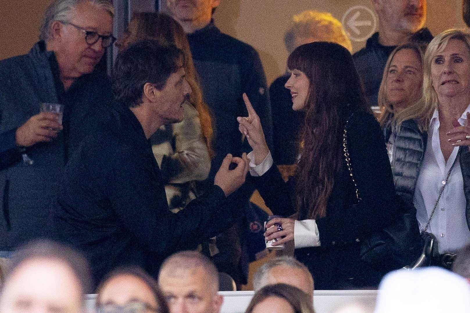 Dakota_Johnson_-_Spotted_with_Pedro_Pascal_at_Stevie_Nicks__Hyde_Park_Show_in_London2C_England_-_July_122C_2024_04.jpg Dakota_Johnson_-_Spotted_with_Pedro_Pascal_at_Stevie_Nicks__Hyde_Park_Show_in_London2C_England_-_July_122C_2024_04.jpg