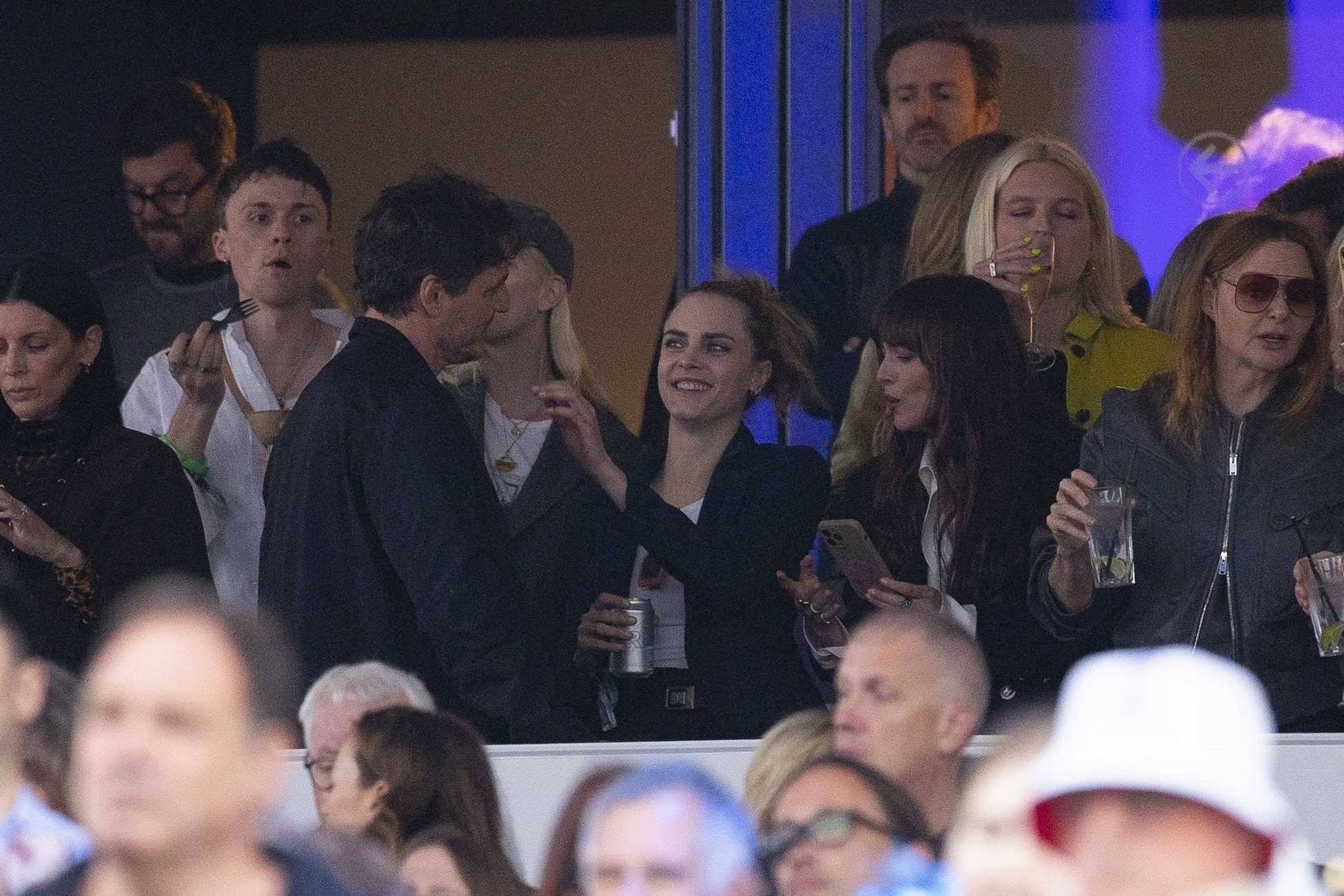 Dakota_Johnson_-_Spotted_with_Pedro_Pascal_at_Stevie_Nicks__Hyde_Park_Show_in_London2C_England_-_July_122C_2024_07.jpg Dakota_Johnson_-_Spotted_with_Pedro_Pascal_at_Stevie_Nicks__Hyde_Park_Show_in_London2C_England_-_July_122C_2024_07.jpg