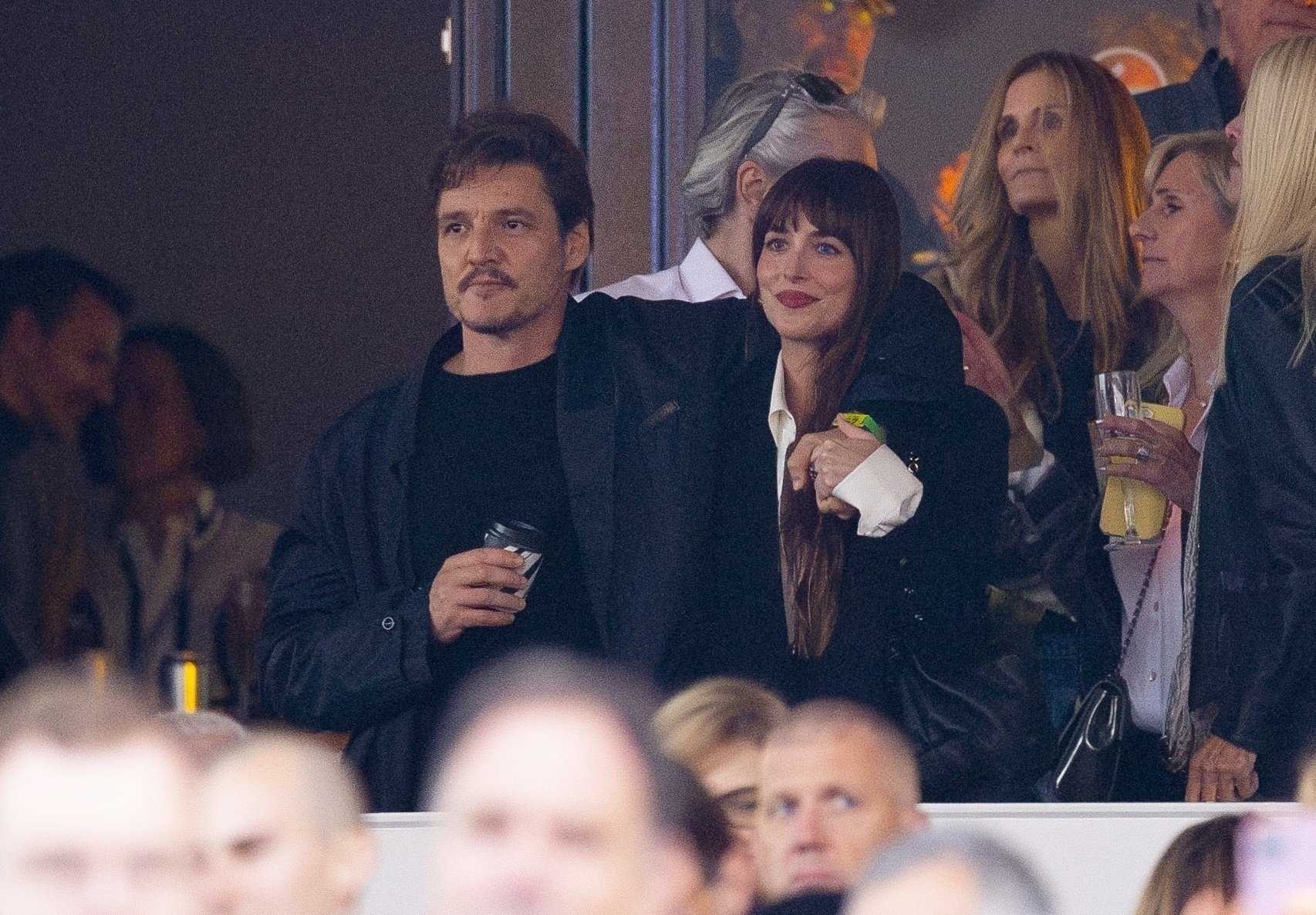 Dakota_Johnson_-_Spotted_with_Pedro_Pascal_at_Stevie_Nicks__Hyde_Park_Show_in_London2C_England_-_July_122C_2024_09.jpg Dakota_Johnson_-_Spotted_with_Pedro_Pascal_at_Stevie_Nicks__Hyde_Park_Show_in_London2C_England_-_July_122C_2024_09.jpg