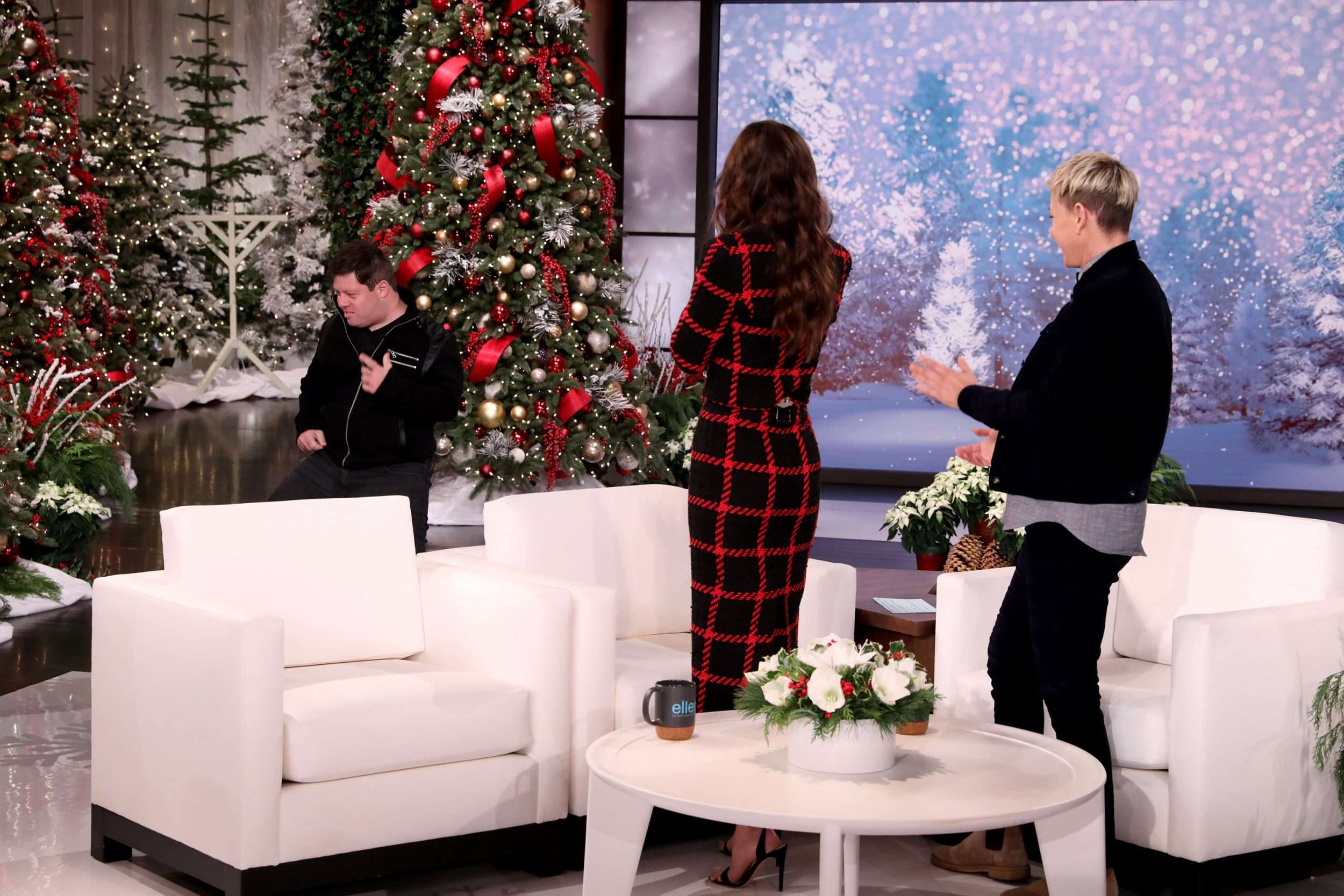 Dakota_Johnson_-_The_Ellen_DeGeneres_Show_November_272C_2019-04.jpg