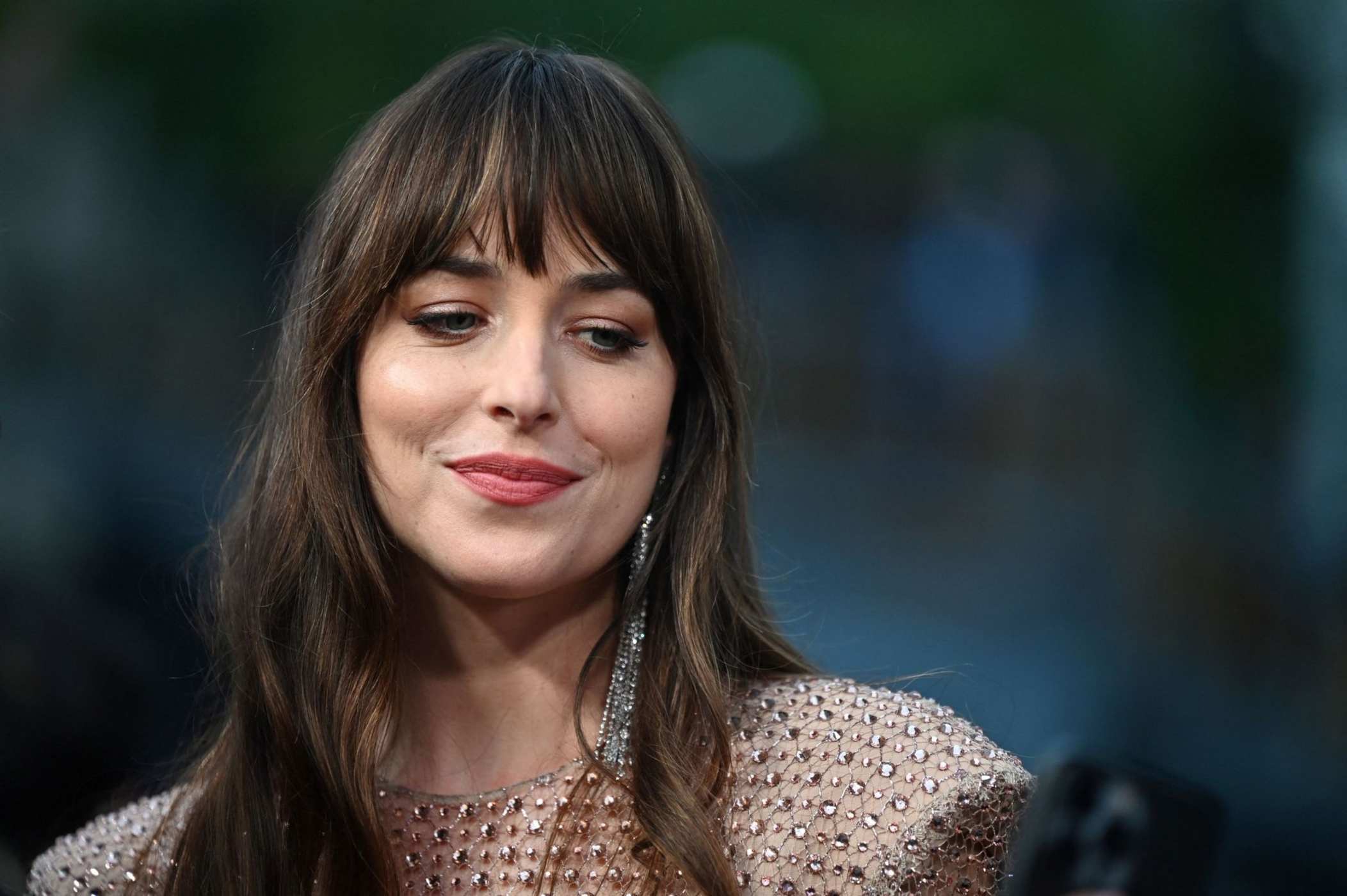 Dakota_Johnson_-_The_Lost_Daughter_Premiere_at_the_65th_BFI_London_Film_Festival_on_October_132C_2021_46.jpg