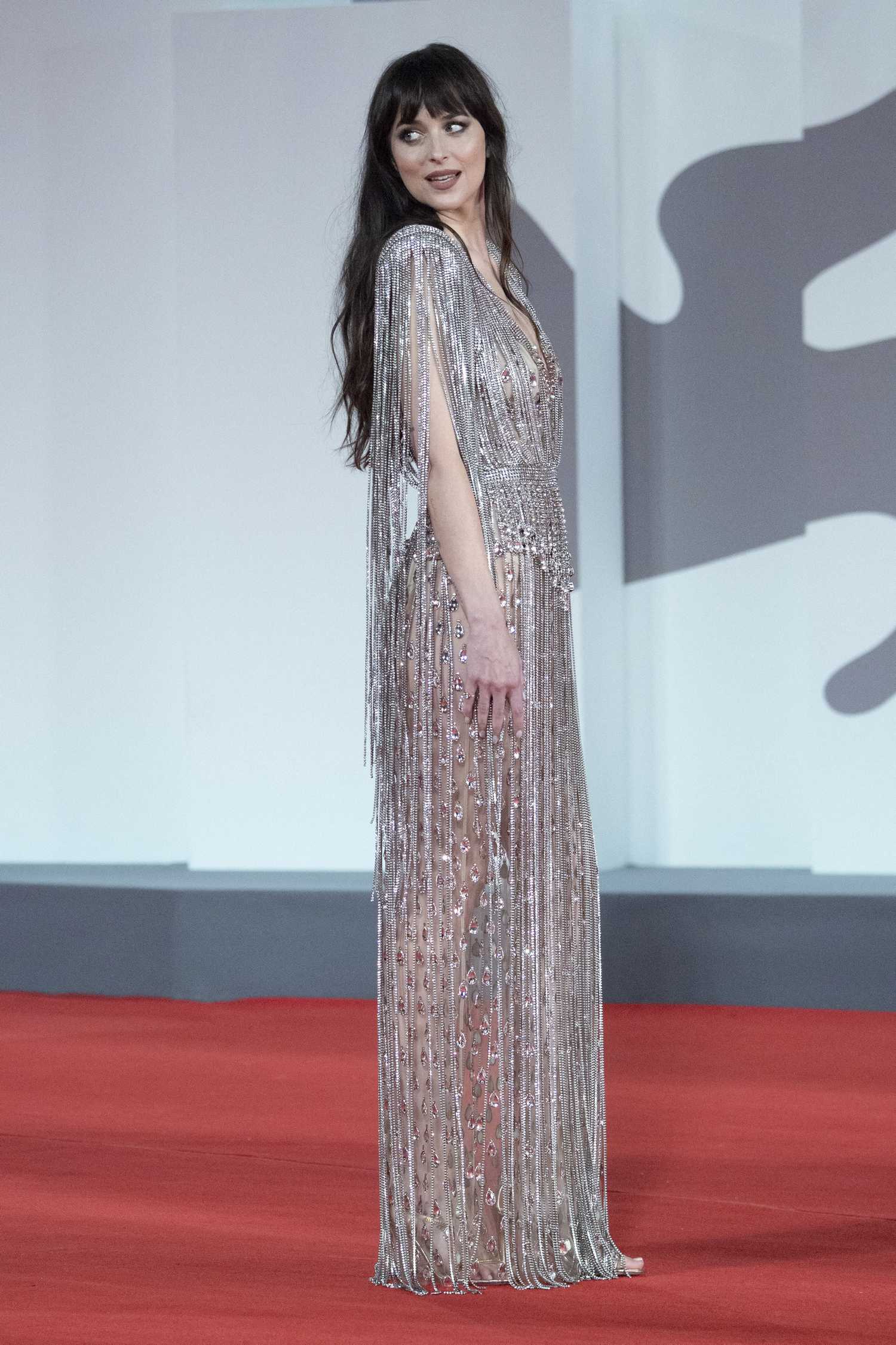 Dakota_Johnson_-_The_Lost_Daughter_Premiere_during_the_78th_Venice_International_Film_Festival_on_September_032C_2021_00008.jpg