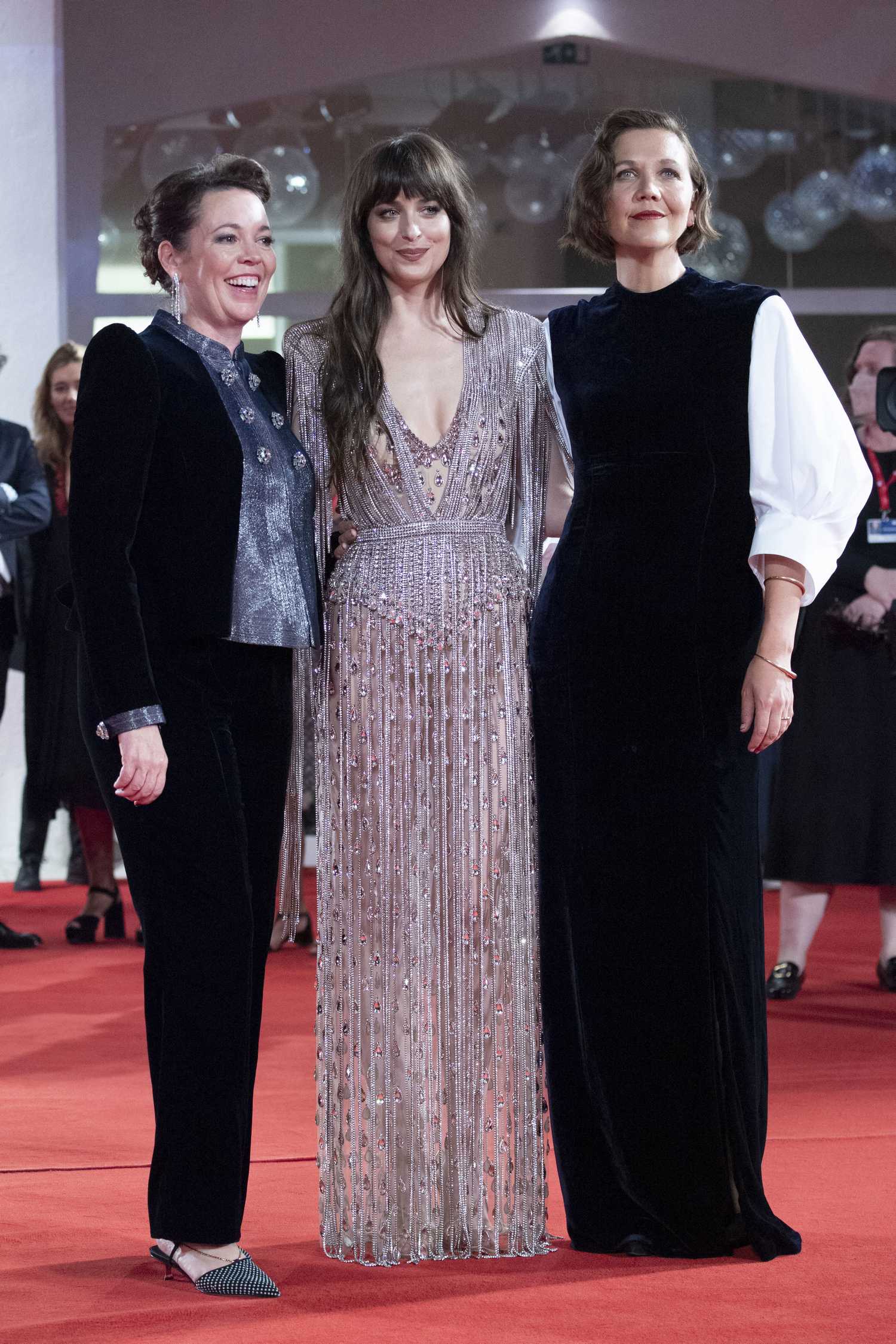 Dakota_Johnson_-_The_Lost_Daughter_Premiere_during_the_78th_Venice_International_Film_Festival_on_September_032C_2021_00020.jpg