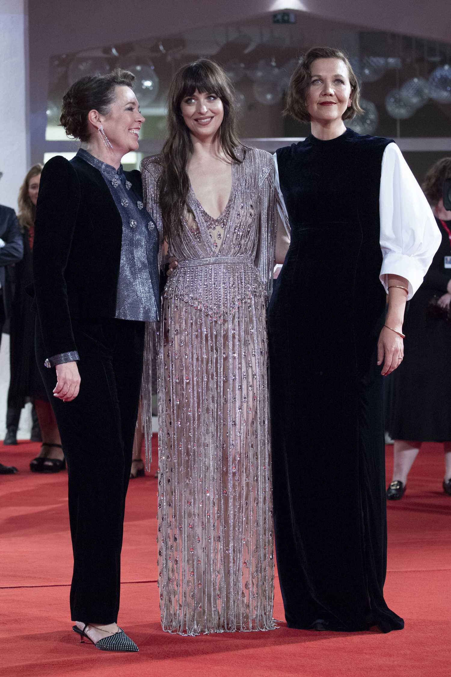 Dakota_Johnson_-_The_Lost_Daughter_Premiere_during_the_78th_Venice_International_Film_Festival_on_September_032C_2021_00021.jpg