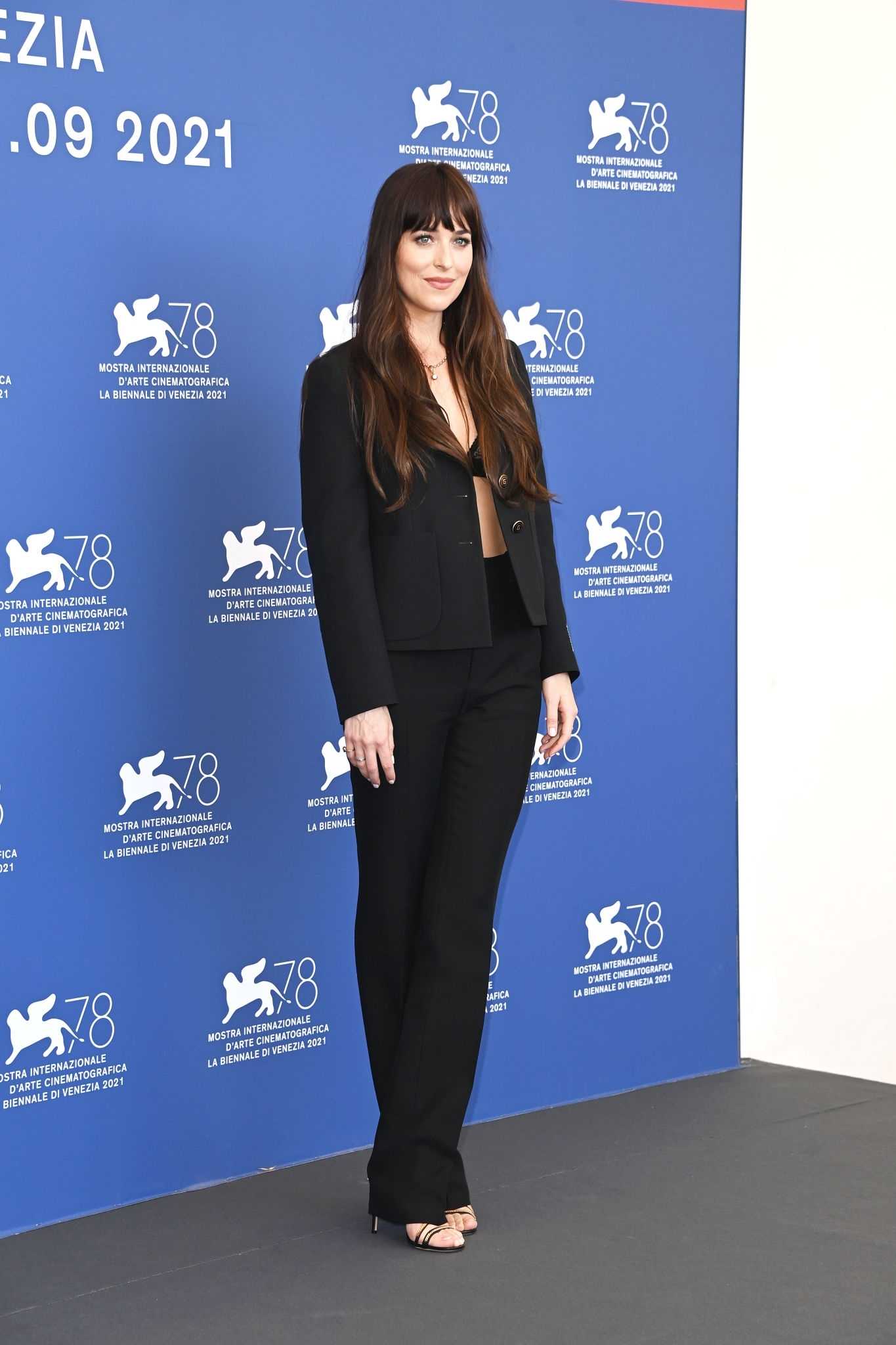 Dakota_Johnson_-_The_Lost_Daughter_photocall_during_the_78th_Venice_International_Film_Festival_on_September_032C_2021_00009.jpg