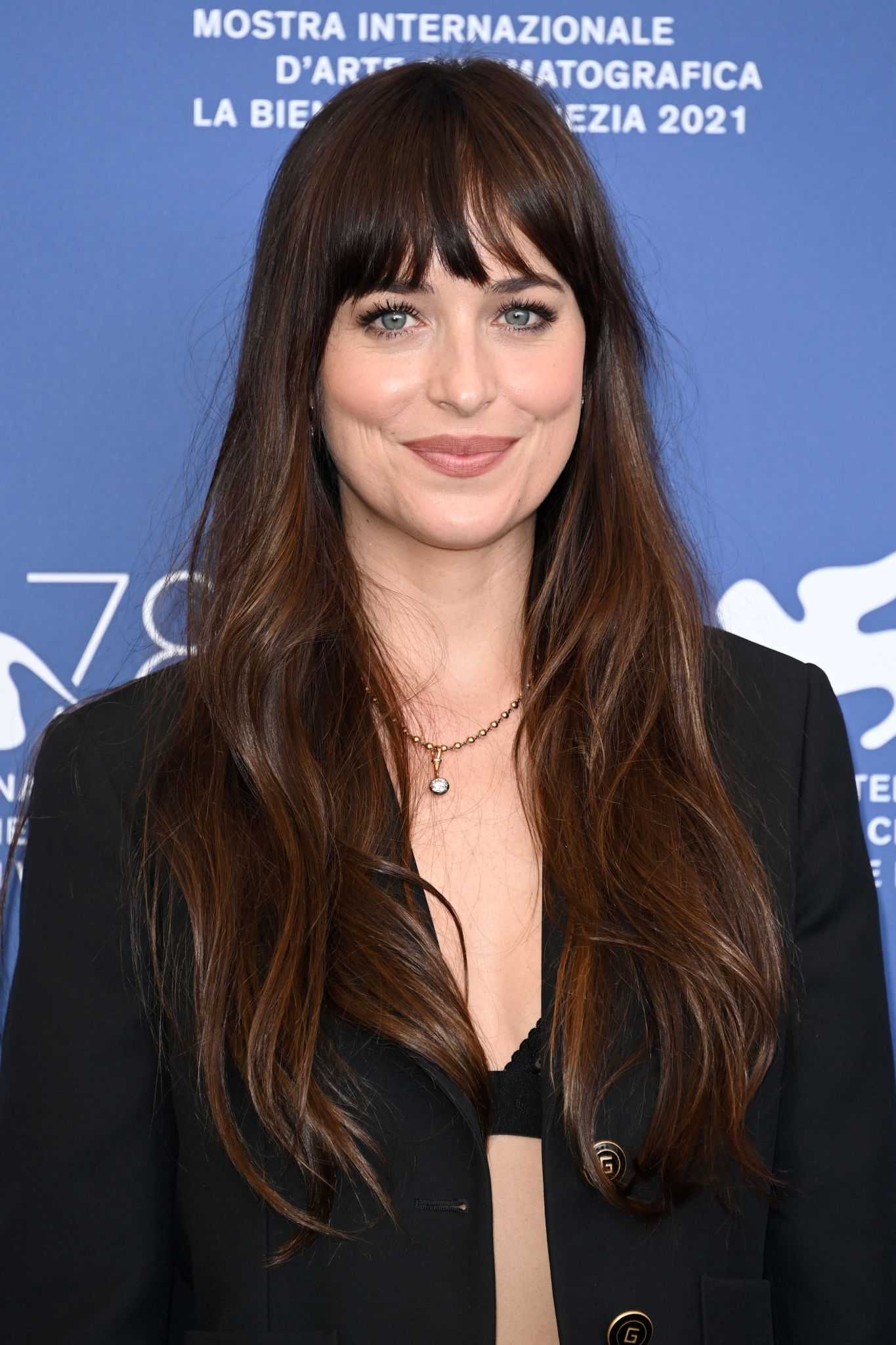 Dakota_Johnson_-_The_Lost_Daughter_photocall_during_the_78th_Venice_International_Film_Festival_on_September_032C_2021_00012.jpg