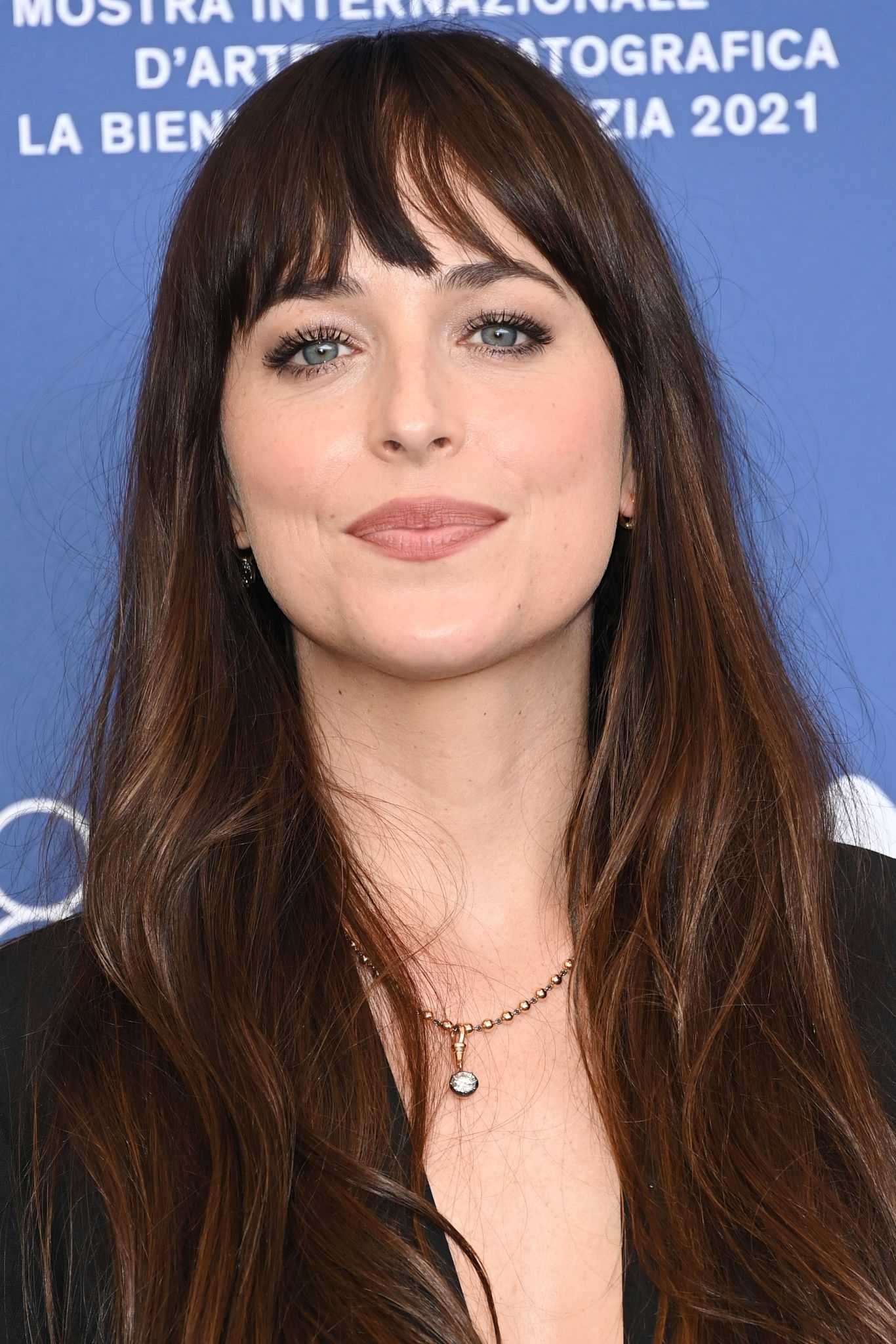 Dakota_Johnson_-_The_Lost_Daughter_photocall_during_the_78th_Venice_International_Film_Festival_on_September_032C_2021_00014.jpg