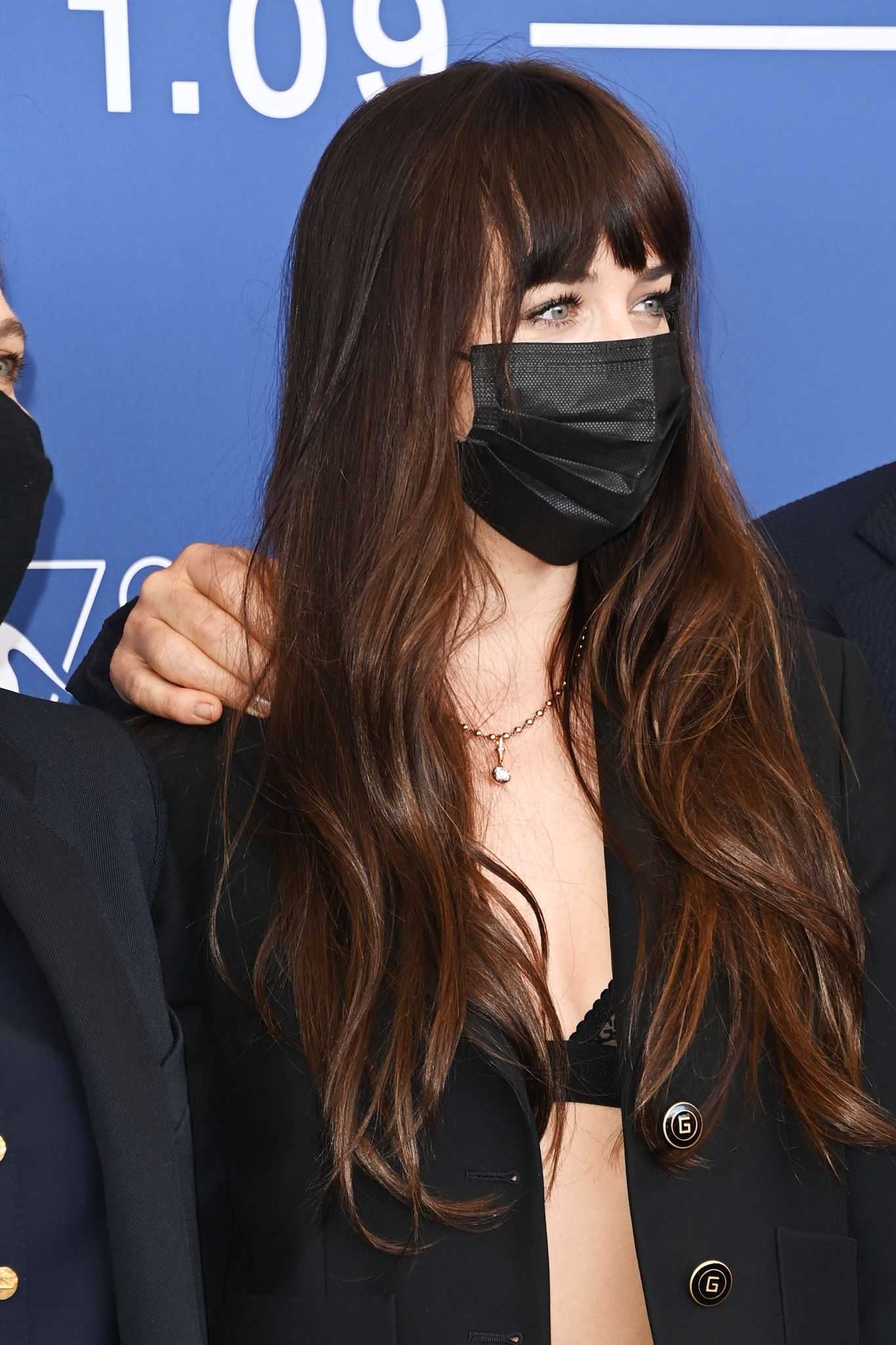 Dakota_Johnson_-_The_Lost_Daughter_photocall_during_the_78th_Venice_International_Film_Festival_on_September_032C_2021_00015.jpg