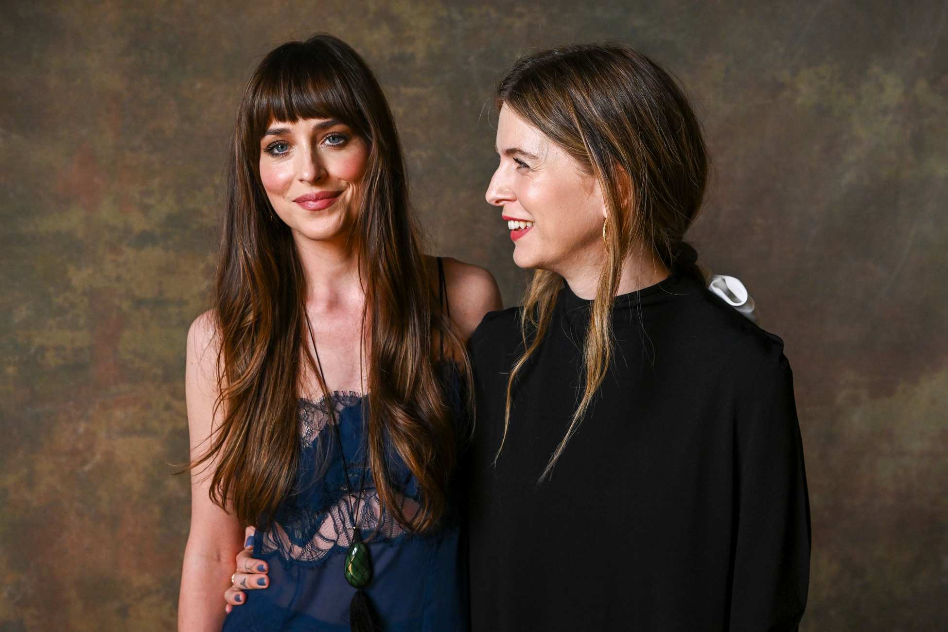 Dakota_Johnson_-_Tribeca_Film_Festival_Portrait_June_2024_01.jpg