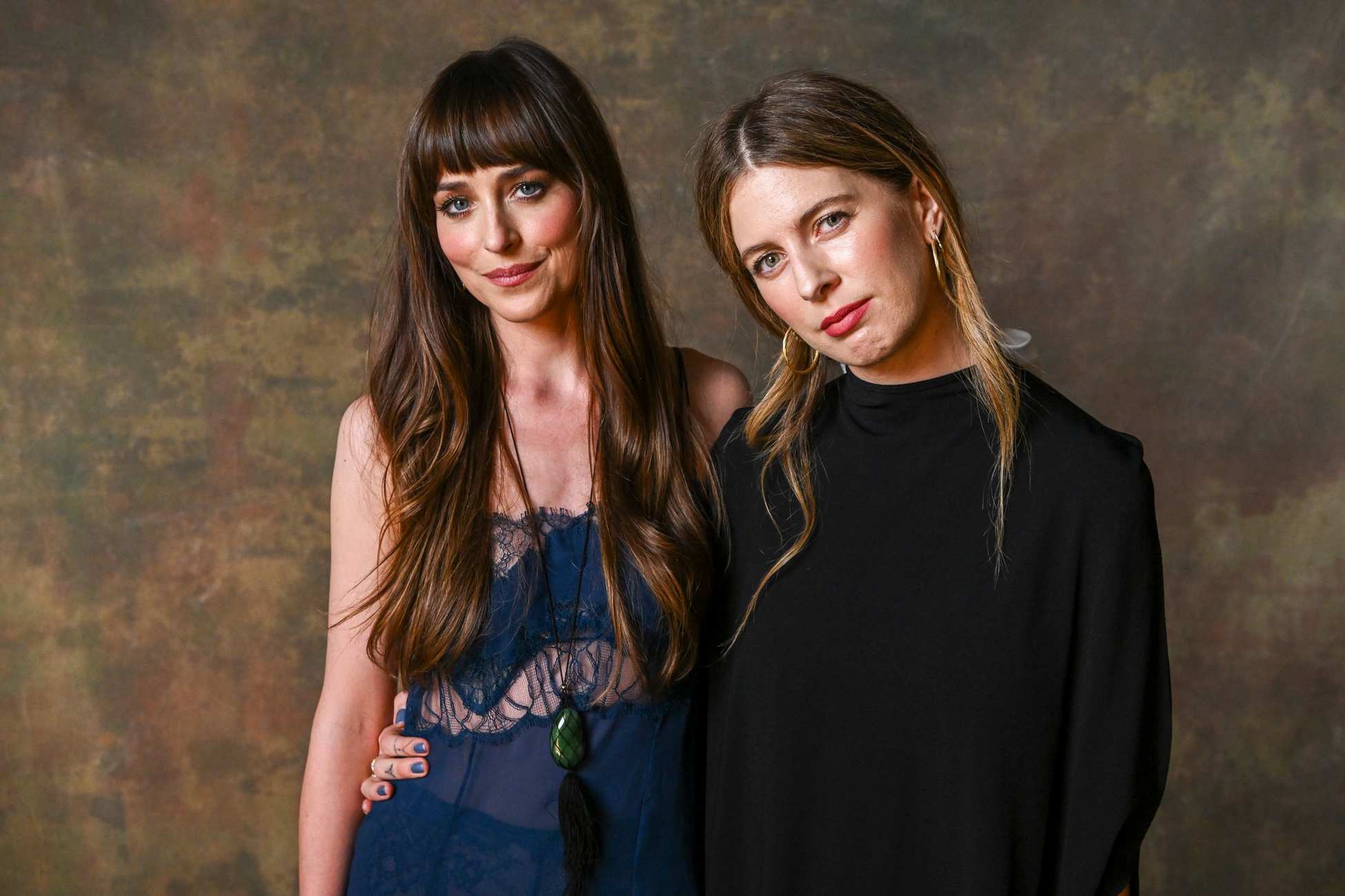 Dakota_Johnson_-_Tribeca_Film_Festival_Portrait_June_2024_21.jpg