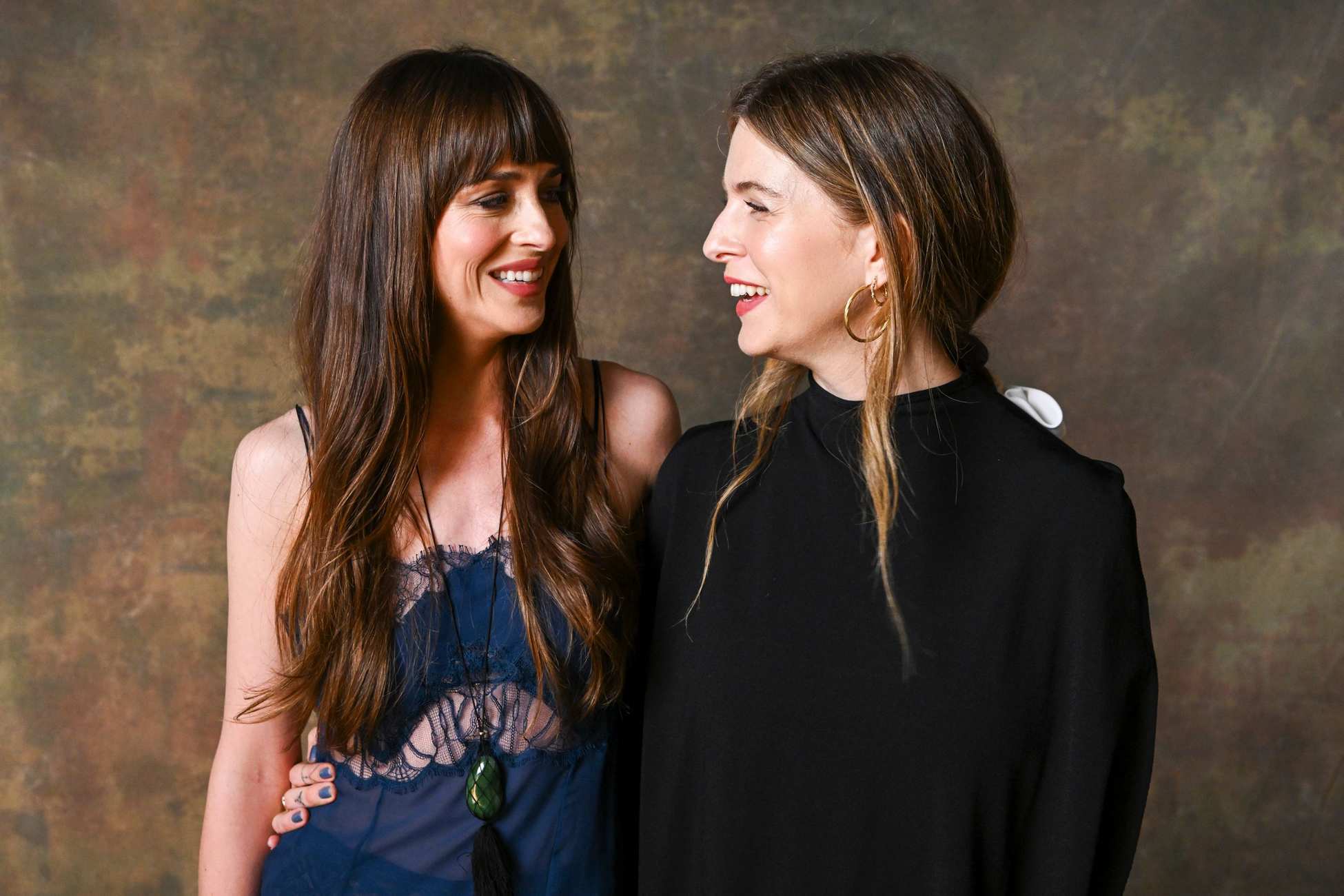 Dakota_Johnson_-_Tribeca_Film_Festival_Portrait_June_2024_28.jpg