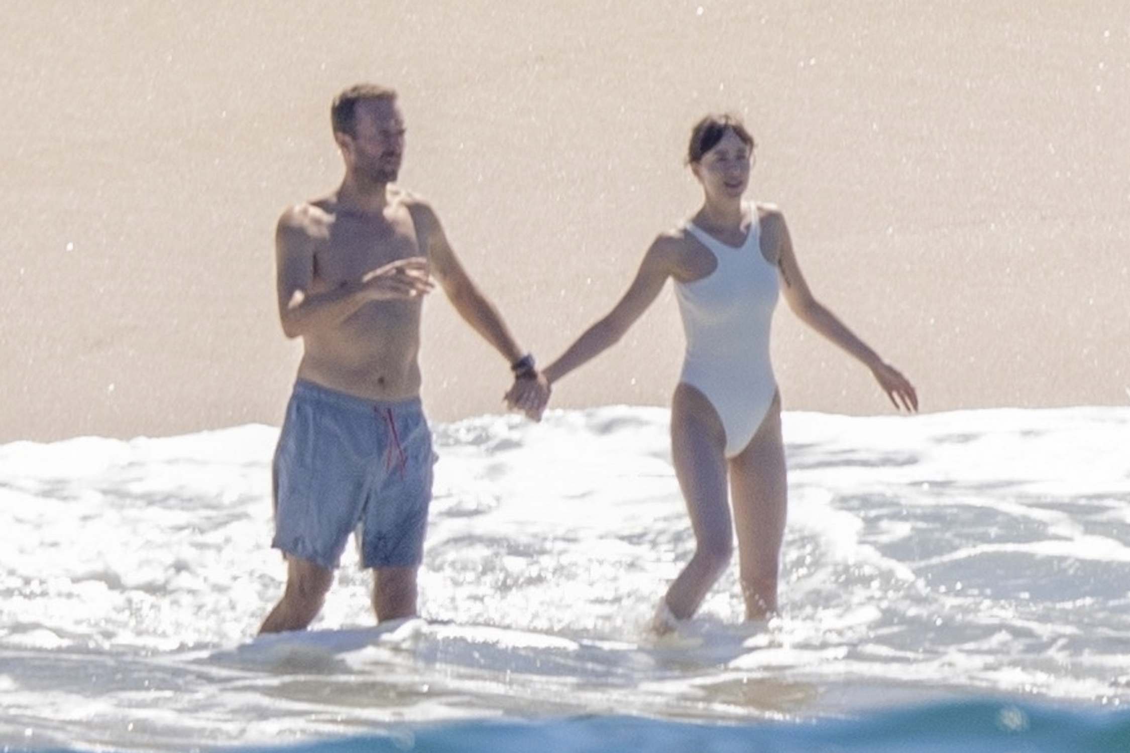 Dakota_Johnson_-_Vacation_In_Puerto_Vallarta_02202024_05.jpg Dakota_Johnson_-_Vacation_In_Puerto_Vallarta_02202024_05.jpg