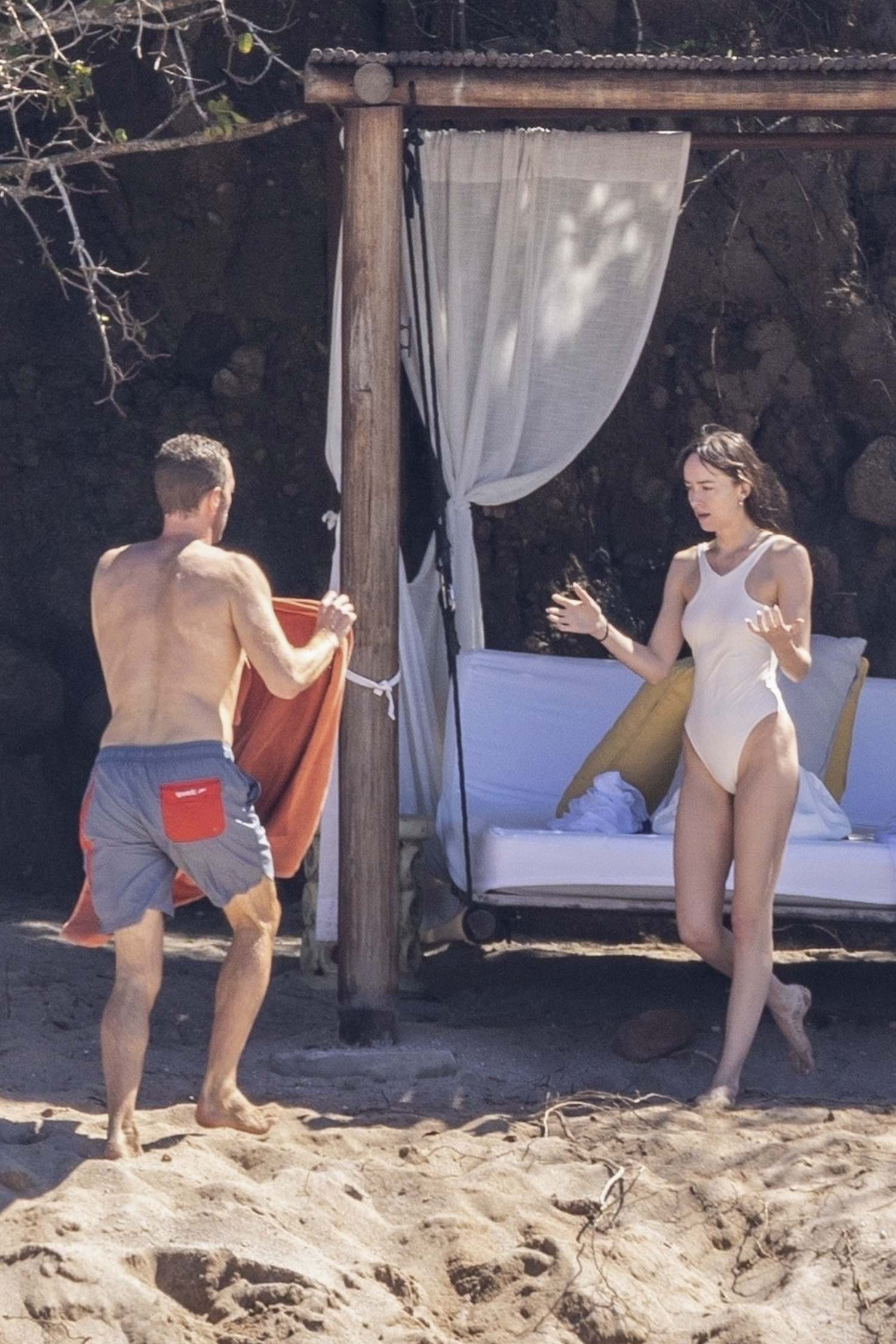 Dakota_Johnson_-_Vacation_In_Puerto_Vallarta_02202024_20.jpg Dakota_Johnson_-_Vacation_In_Puerto_Vallarta_02202024_20.jpg