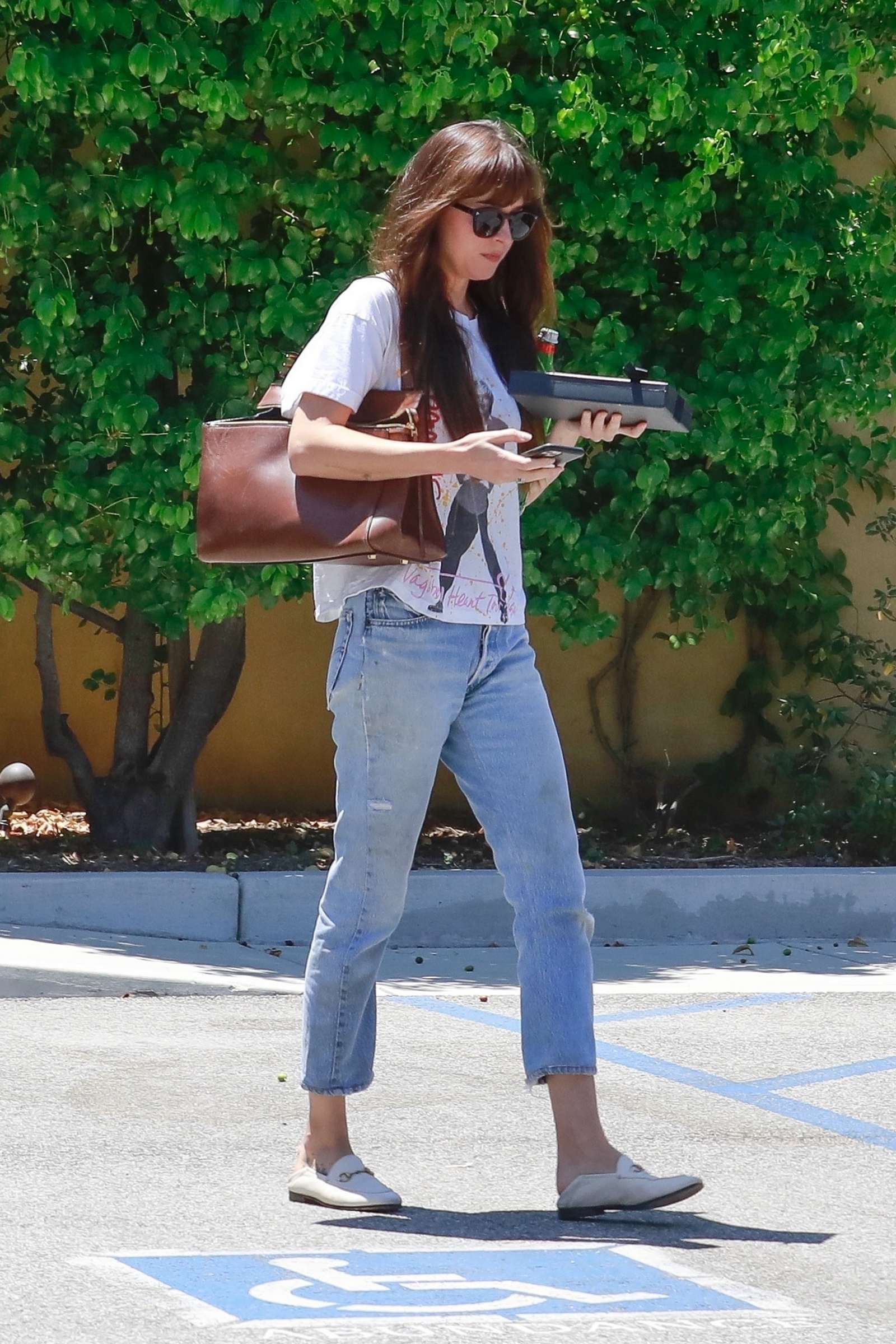 Dakota_Johnson_-_Visits_a_medical_clinic_in_Los_Angeles2C_California__07132020-02.jpg Dakota_Johnson_-_Visits_a_medical_clinic_in_Los_Angeles2C_California__07132020-02.jpg