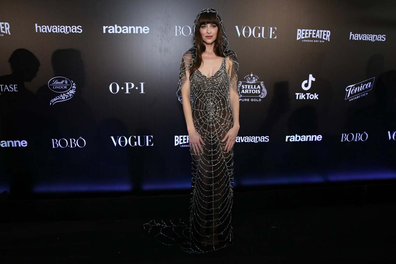 Dakota_Johnson_-_Vogue_Carnival_Ball_in_Rio_de_Janeiro_February_32C_202406.jpg