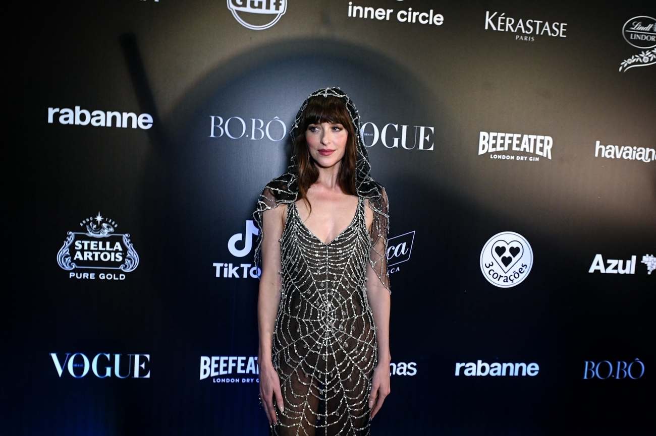 Dakota_Johnson_-_Vogue_Carnival_Ball_in_Rio_de_Janeiro_February_32C_202416.jpg