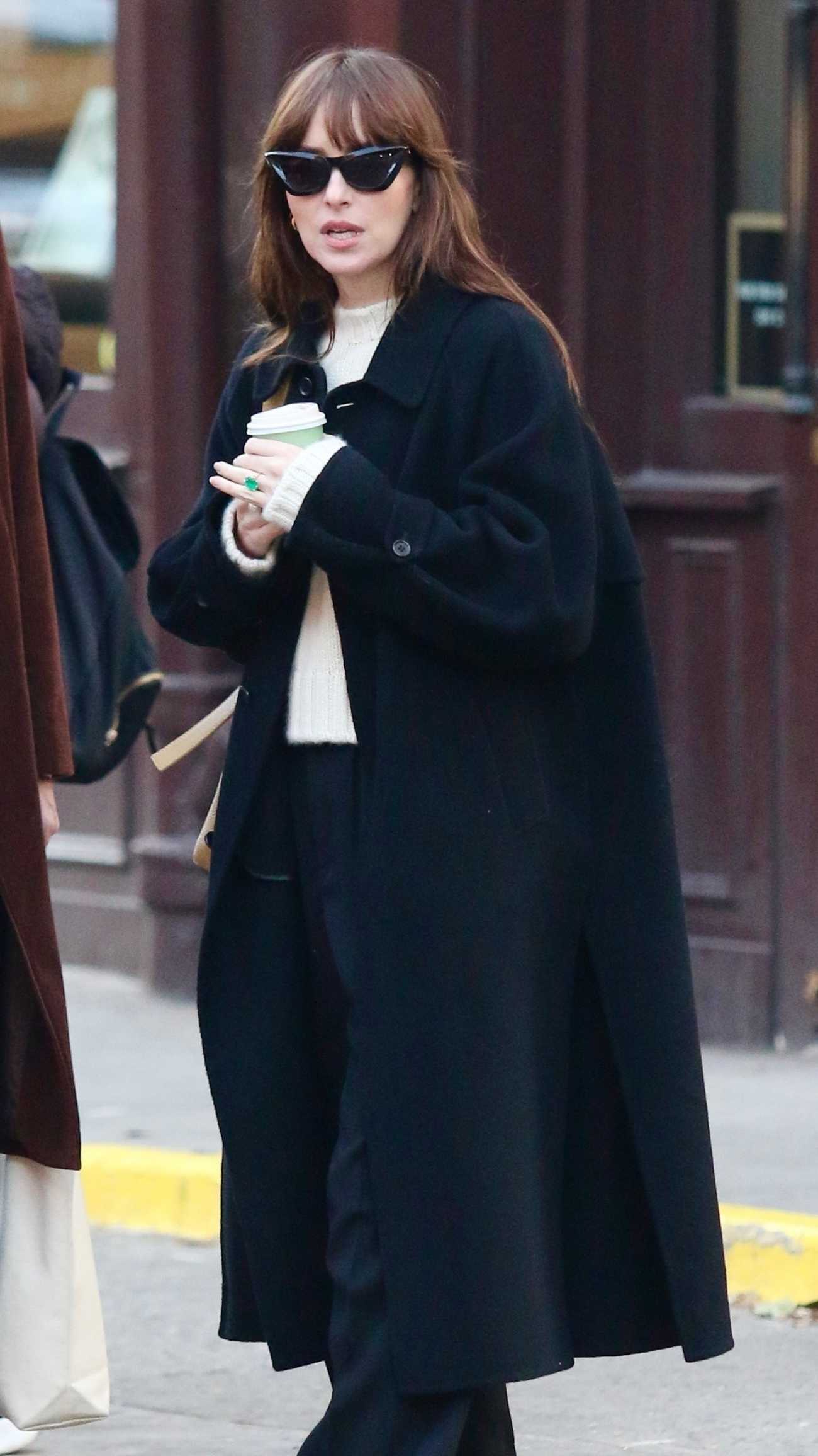 Dakota_Johnson_-_Was_seen_taking_a_relaxed_stroll_with_a_friend_in_Manhattan_s_West_Village_-_November_162C_202305.jpg