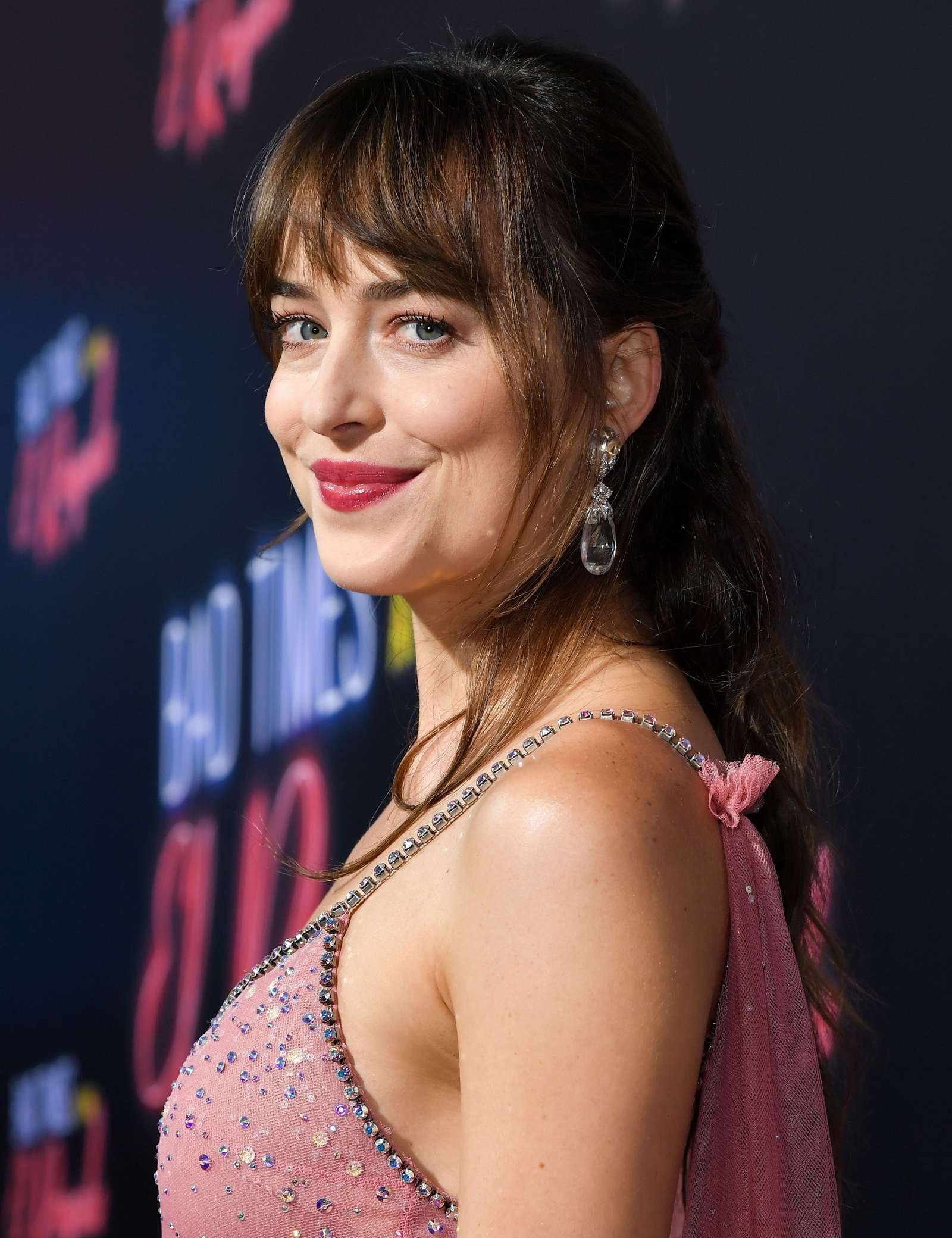 Dakota_Johnson_-__Bad_Times_at_the_El_Royale__film_premiere_in_Los_Angeles_-_September_222C_2018-03.jpg Dakota_Johnson_-__Bad_Times_at_the_El_Royale__film_premiere_in_Los_Angeles_-_September_222C_2018-03.jpg