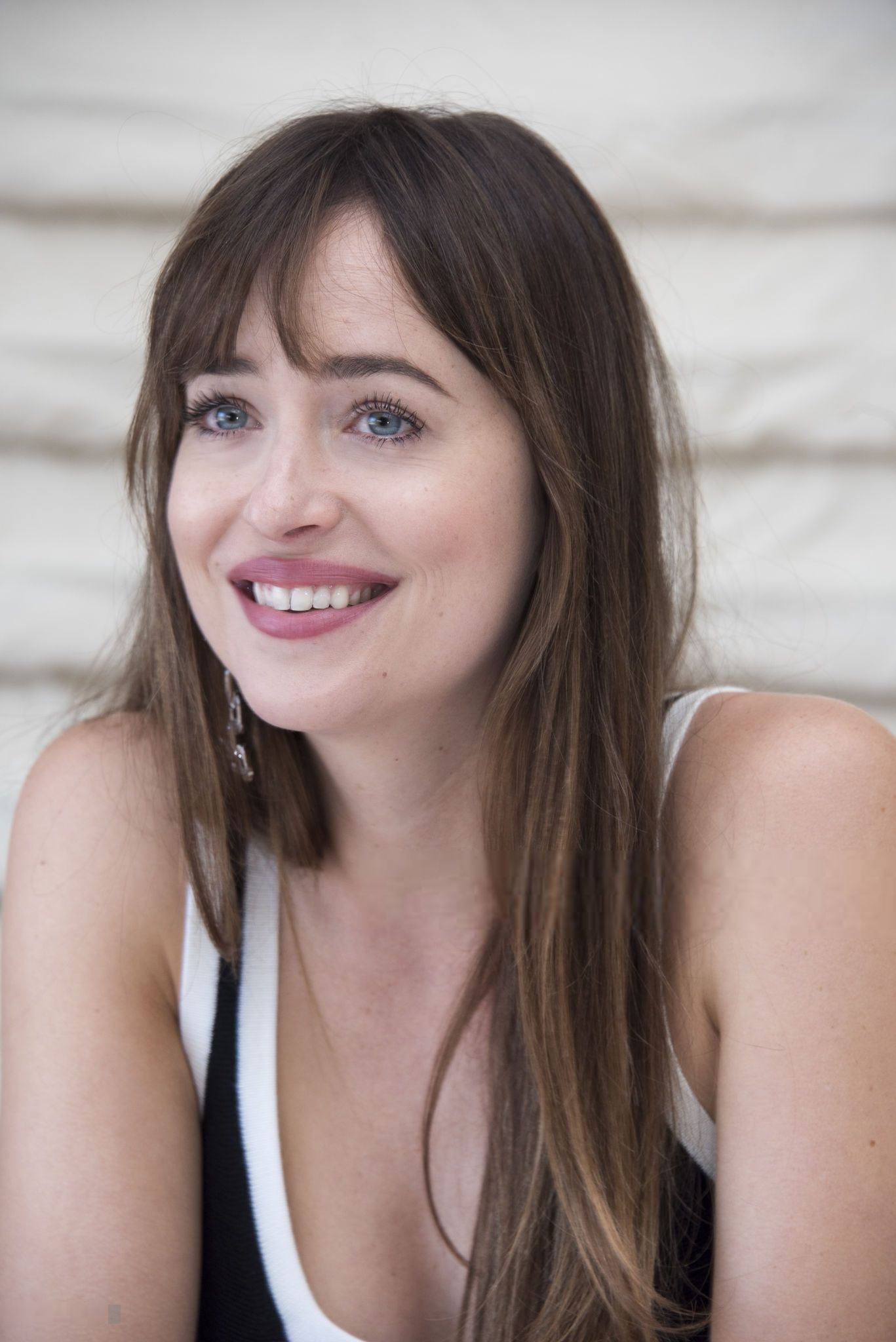 Dakota_Johnson_-__Bad_Times_at_the_El_Royale__press_conference_in_Los_Angeles_-_September_232C_2018-03.jpg
