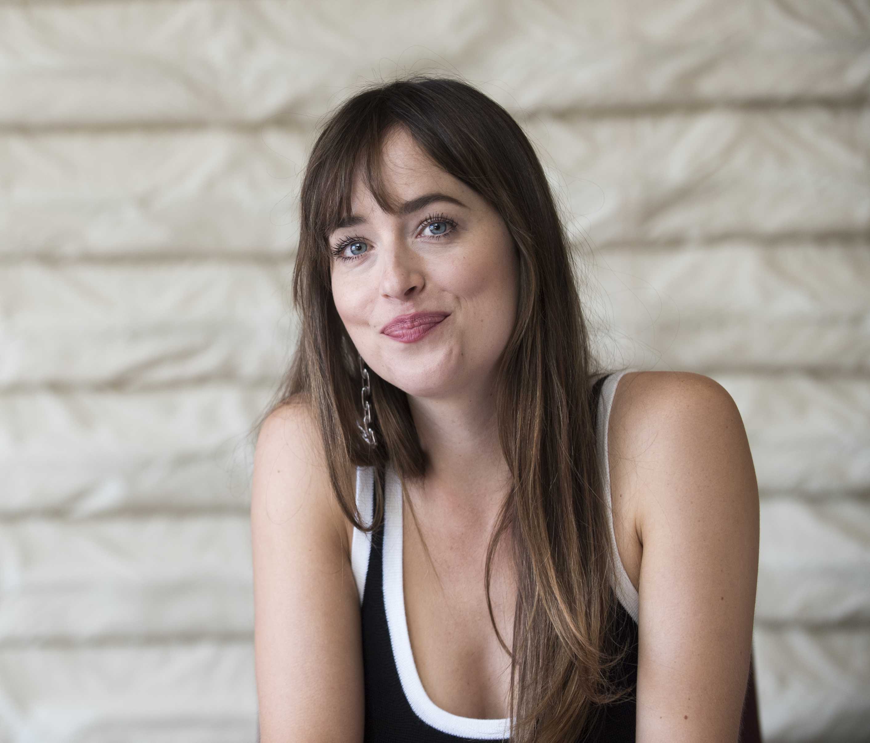 Dakota_Johnson_-__Bad_Times_at_the_El_Royale__press_conference_in_Los_Angeles_-_September_232C_2018-09.jpg