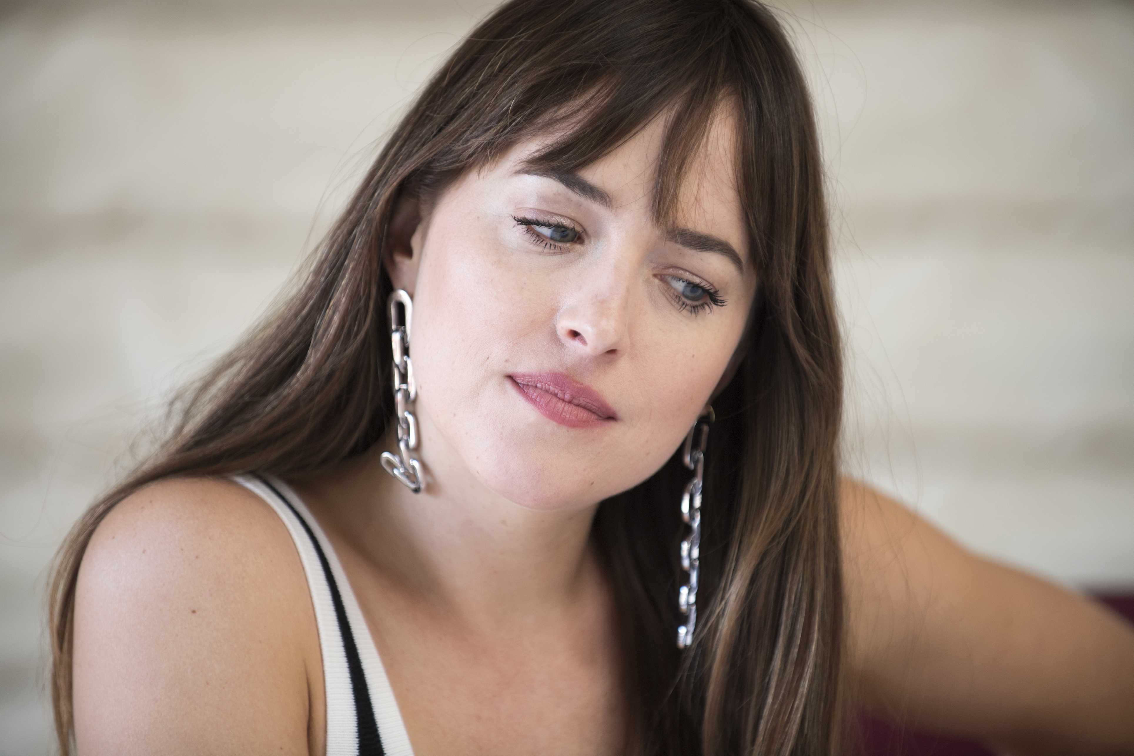 Dakota_Johnson_-__Bad_Times_at_the_El_Royale__press_conference_in_Los_Angeles_-_September_232C_2018-21.jpg