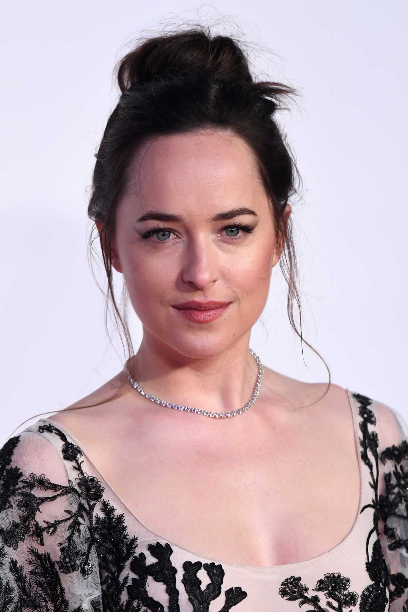 Dakota_Johnson_-__Fifty_Shades_Darker__premiere_in_London_on_Feb_9-113.jpg Dakota_Johnson_-__Fifty_Shades_Darker__premiere_in_London_on_Feb_9-113.jpg